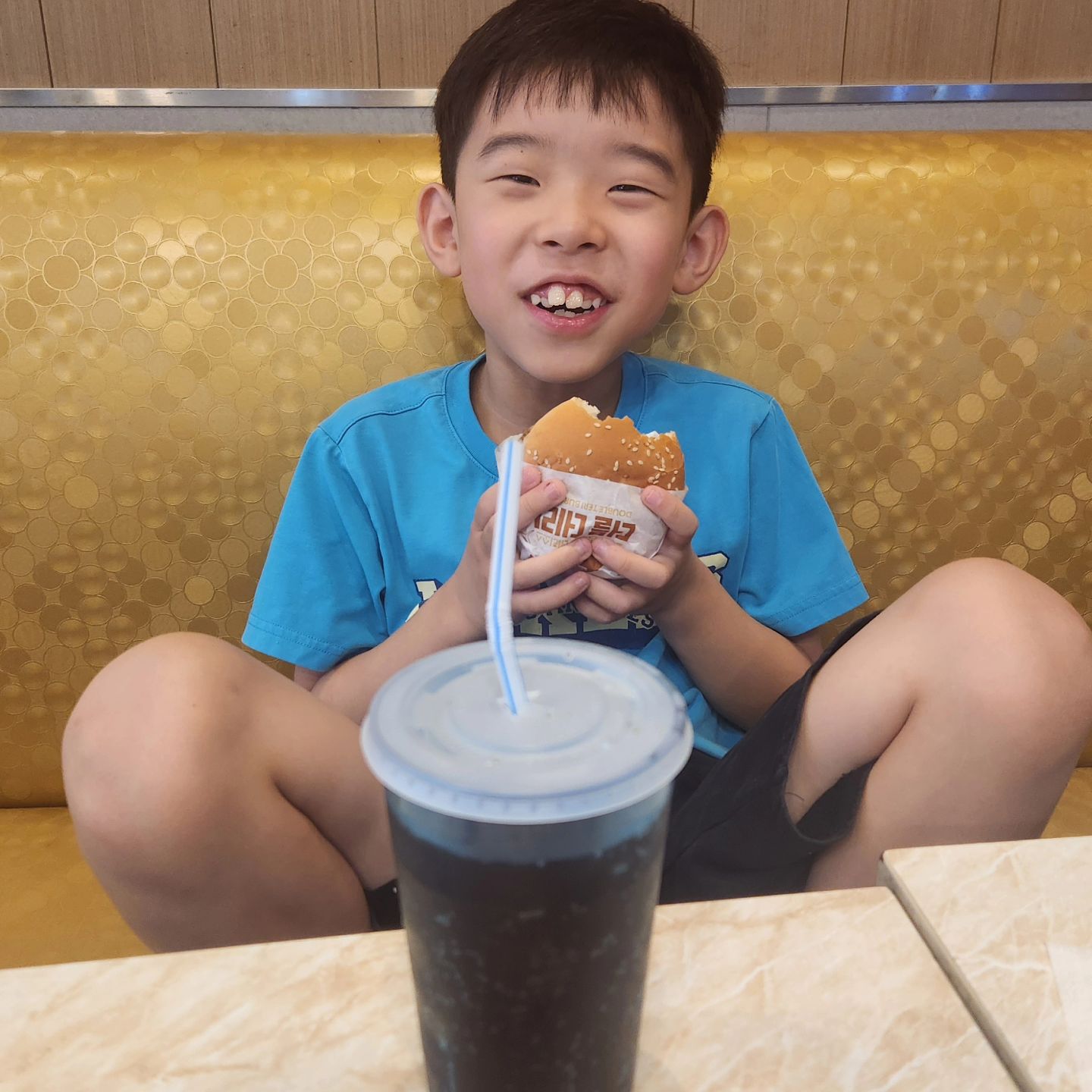 방과후 롯데리아 데이트
아침에 학교가시면서 엄마는 예근이만 이뻐해
라고하며 현관문을 꽝 닫고가신 큰아들이
요즘 엄마가 예근이 신경쓰느라 너를 신경못쓴것같아서
교문앞에서 기다렸다 바로 롯데리아 데리고 왔더니
해피모드♡♡
엄마는 너네 둘다 넘 예뻐죽겠어
그러니 기분푸셔~

#울집큰아들 #아직도 #엄마가너무좋다는아들 #나도니가너무좋아 
#좋아해줄때즐겨야지 #사랑해