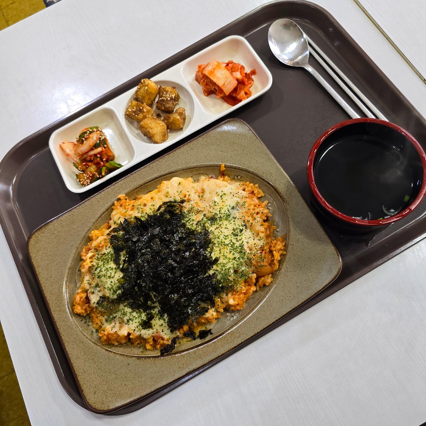 치즈김치볶음밥♥︎
코다차야 생각난다

#치즈김치볶음밥 #볶음밥 #한국인의소울푸드 #혼밥메뉴 #저녁메뉴추천 #주말밥상 #푸드스타그램 #먹로그 #간단한식사 #김치볶음밥