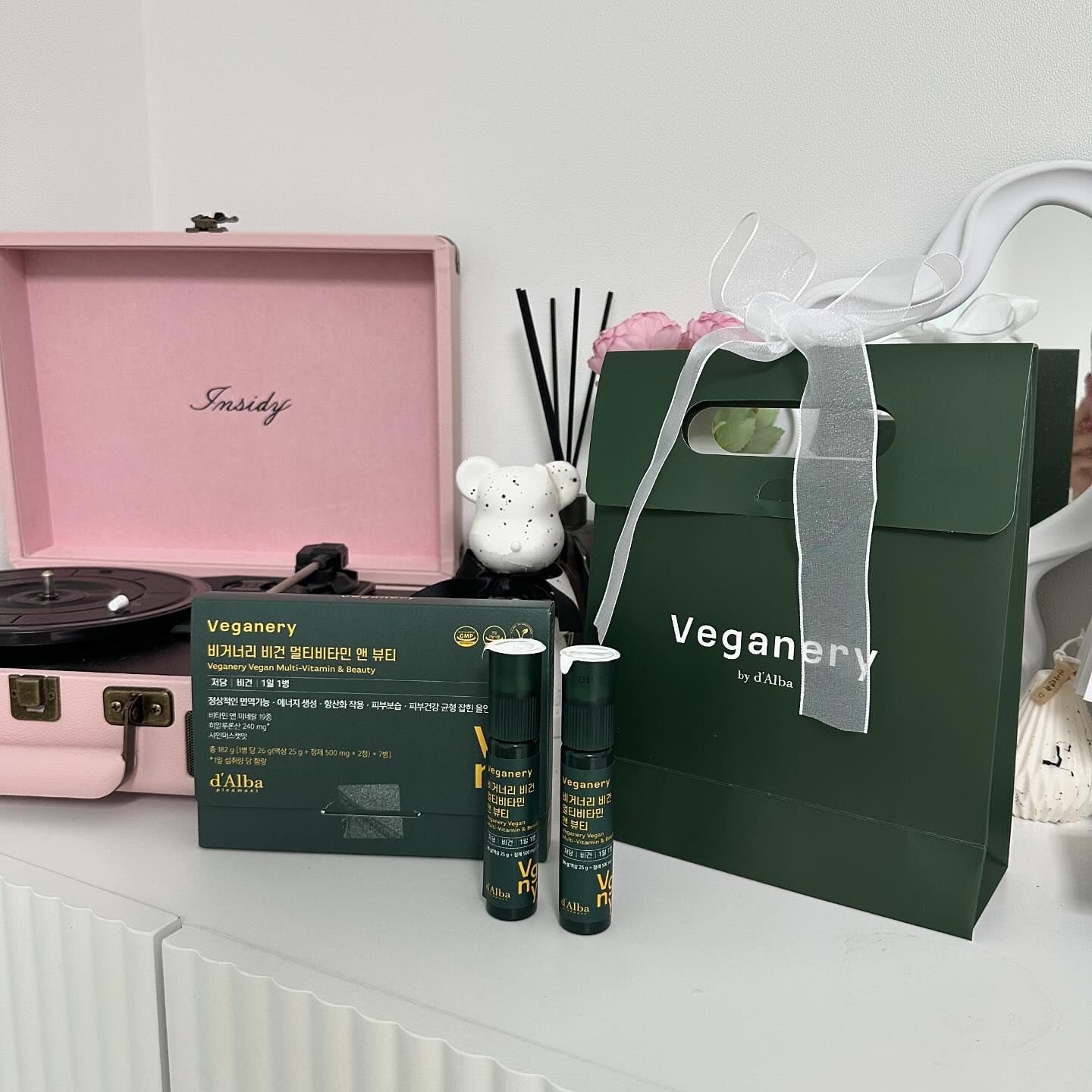 #협찬 veganery_official

비타민과 이너뷰티를 한번에!
정제와 앰플이 한병에 다 담겨있어서 먹기도 편하고, 긴 여행 후 피로감이 없어지지않았는데 챙겨먹으니까 편하기도하고, 유럽산 프리미엄 원료로 만들어진 달바 비거너리 멀티비타민은 히알루론산 일일 섭취 최대량 함량 240mg이 함유되어있기에 자외선과 수분을 동시에 케어가능해서 피로감은 물론 축축 쳐져있던 제 피부결을 밝게 만들어주는데 한몫했어요!

상큼하면서도 달달한 맛이 느껴지는 샤인머스캣이라 꾸준하게 먹기도 좋고 호불호가 덜해서 선물하기도 좋답니다!

#비거너리 #veganery #달바 #비거너리멀티비타민 #달바멀티비타민 #멀티비타민추천 #멀티비타민앤뷰티 #올인원비타민 #비타민추천 #여행비타민