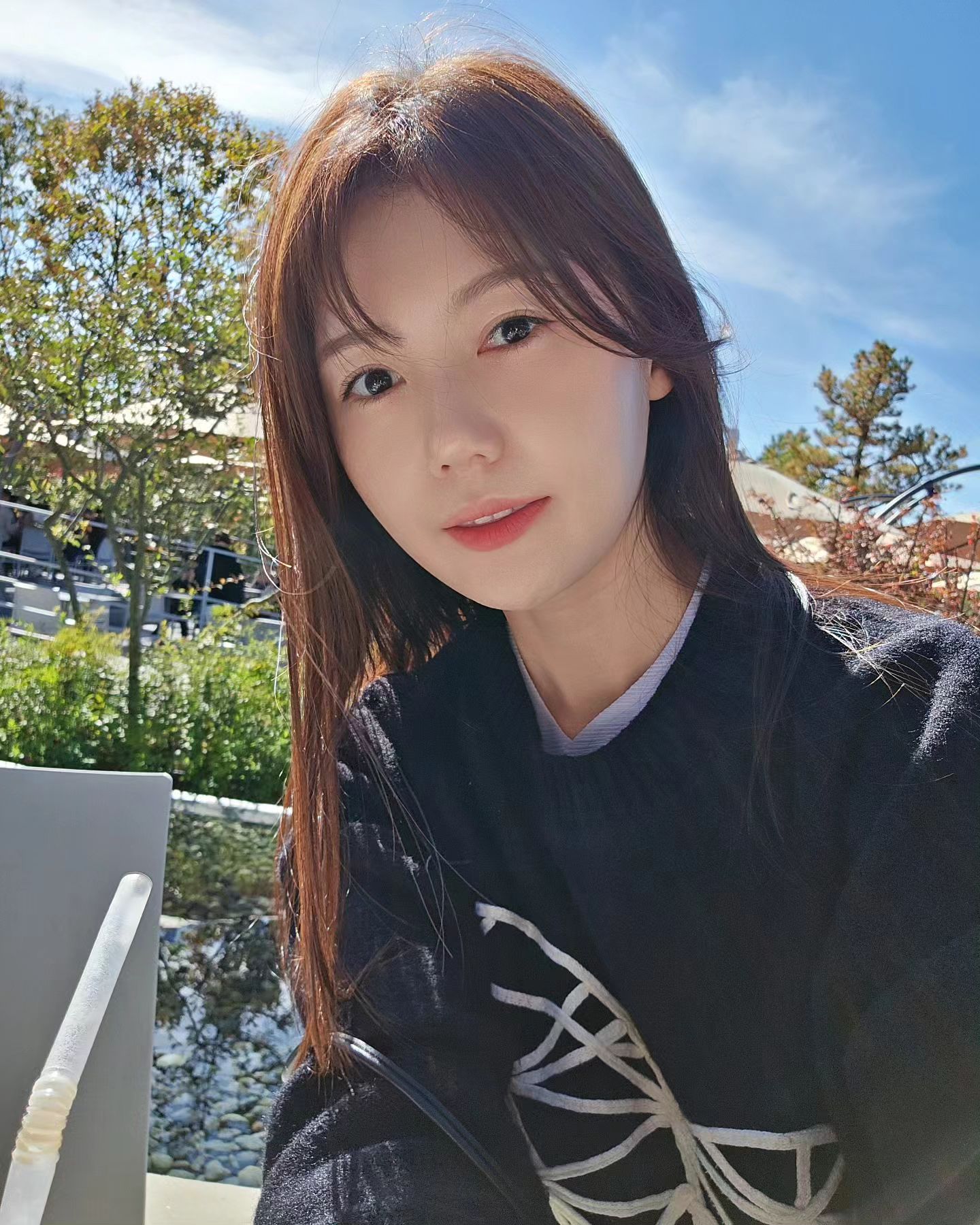 선선했던 가을바람이 그립네요🍃

어제 마녀스프 먹고
첫날 다이어트식으로 줄였더니
그동안 양이 늘어서 느므 배고팠어요..

힘들었지만 참고 나니
하루인데도 아침 붓기 덜하구
허리 잡히는게 다름
안을 비우는 연습🧘‍♀️

아침운동을 못가서
오늘은 집에서 홈트하고
저녁엔 집에 배추가 있어서
뭐 좀 만들어볼까 합니닷

내일부터 4일간 강추위래요
꽁꽁 싸매고 외출하세요!!
감기조심🤧