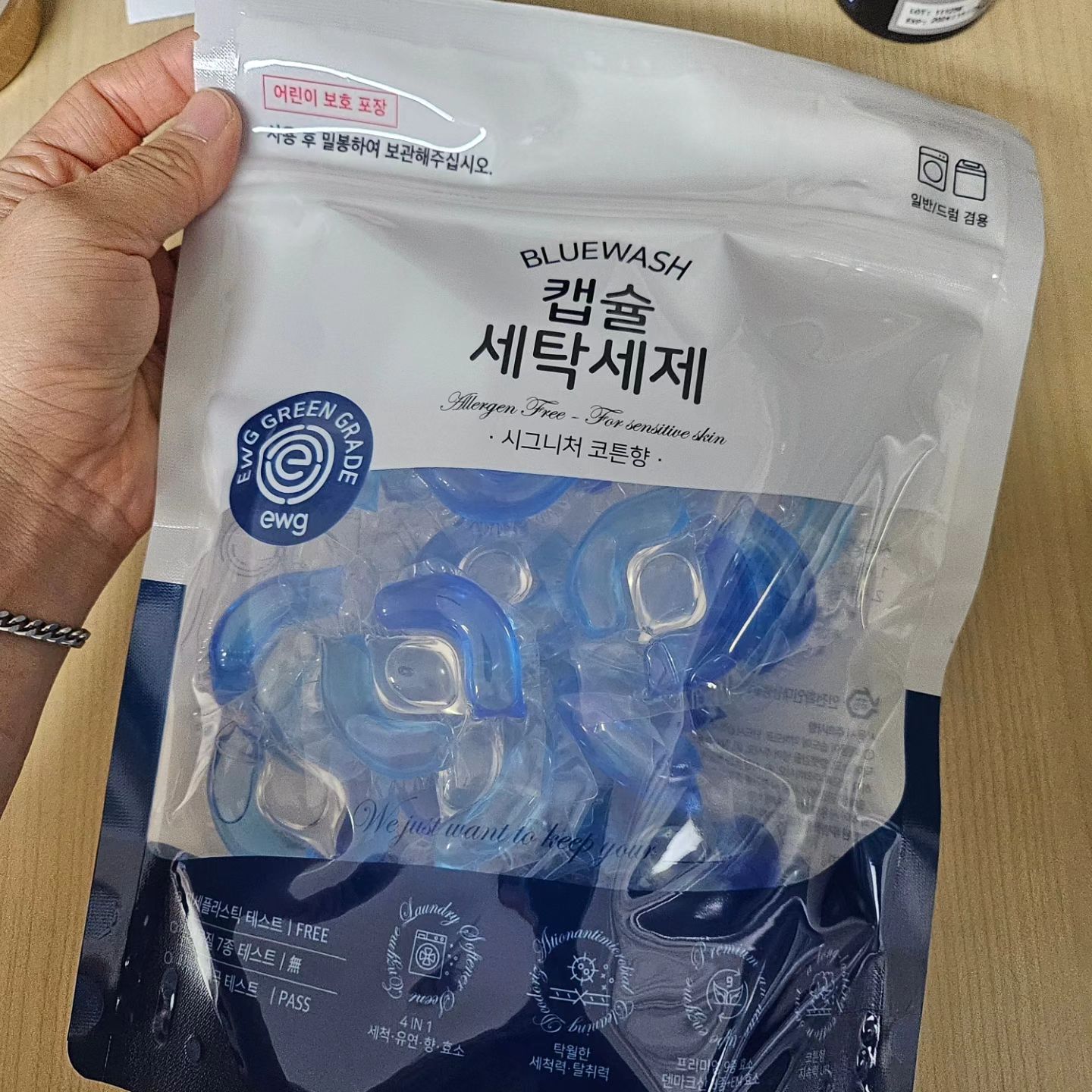 #협찬

요즘에도 세탁할때
세제 따로 유연제 따로 넣으시나요?

저는 요즘 하나로 해결해요!
프리미엄 9종 효소로 세척력도 뛰어나고
향기도 오래오래~~🧡

 #캡슐세제 #국내최초EWG올그린 #유아세제 #프리미엄9종효소 #무자극