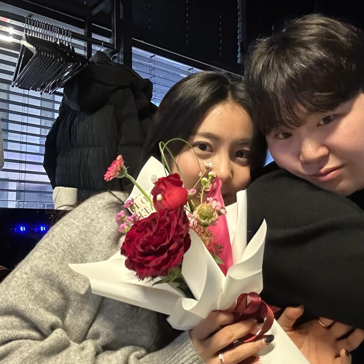 올해는 서로 선물 준비 안하기로 했는데
알람 맞춰놓고 
자다가 12시에 일어나서 생일축하한다 하고
퇴근하고 와서는 꽃다발 주면서
생일축하한다고 하는 로맨틱가이🤍

#hbdtome