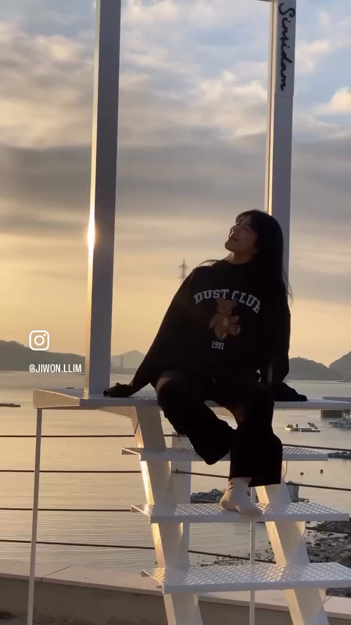 날좋은 가을날 군산 기차여행 다녀왔어요❤️
엄청 따듯해서 패딩을 안입어도 될 정도였답니다.

저희가 묵은 숙소는 '신시담'이라는 
신시도에 있는 풀빌라에요.
감성이 가득하고 포카리스웨트를 연상하게하는 숙소였고, 
지금 같은 날씨에 온수풀을 
이용할 수 있다는 점이 가장 좋았어요👍
숙소안에는 다이슨 드라이기와 
이솝 세면용품 그리고 복층에는 호텔침구인 침대까지 
프라이빗하고 오븟한 하루를 보냈답니다.
인원 추가해서 3명이서 다녀왔고, 
조식까지 맛있게 준비해주셨어요.!! 
바베큐는 문 앞에서 할 수도있지만, 
따로 바베큐장이 마련되어있어서 
그곳에서 준비해서 먹었답니다. 
약간의 이동은 해야되지만 
그래도 감성가득하게 고기도 구워 먹었어요¡°

담주 우리 별링짱 생일이라 
생일파티두 미리 완료❤️

- 업체주소 : 전북 군산시 옥도면 신시도길 34-9
- 홈페이지 : http://www.sinsidam.com
- 전화번호 : 063-462-2025