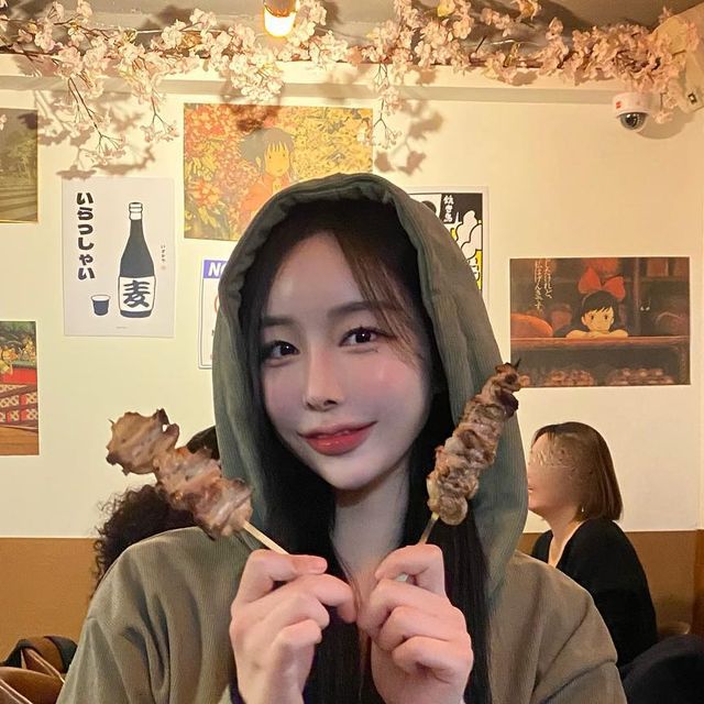  정지윤 on Instagram: "우리는 월요일에는 월요병에 걸려서
화요일에는 아직도 화요일이라는 사실에
수요일에는 이제서야 절반왔다는 생각에
목요일에는 아직도 금요일이 아니라는 실망에
금요일에는 드디어 휴일시작이라는 기쁨에
토요일에는 주말을 만끽하기 위해
일요일에는 내일이 월요일이라는 절망에

맥주를 찾죠 ㅎㅎ

하지만 걱정마세요 휴일없이 운영해서 언제든 찾아갈수 있는 밤토리가 있으니까! :)
저는 야키토리 세트와 오꼬노미야끼 그리고 생맥주 🍺! 즐기고 왔는데요! 일단 음식 맛있는건 당연하고 🤤 인테리어도 너무 예뻐서 일본감성 제대로 느끼고 왔습니다>.< 성수동 데이트 장소로 왕왕 추천❤️

서울 성동구 왕십리로4길 10-9 1층 밤토리
.
.
.
.
.
.
.
.
.
#광고#성수술집#성수동맛집#성수이자카야#밤토리#성수동야키토리#뚝섬역술집#성수동술집#서울숲술집#뚝섬역맛집#성수핫플#성수동이자카야"