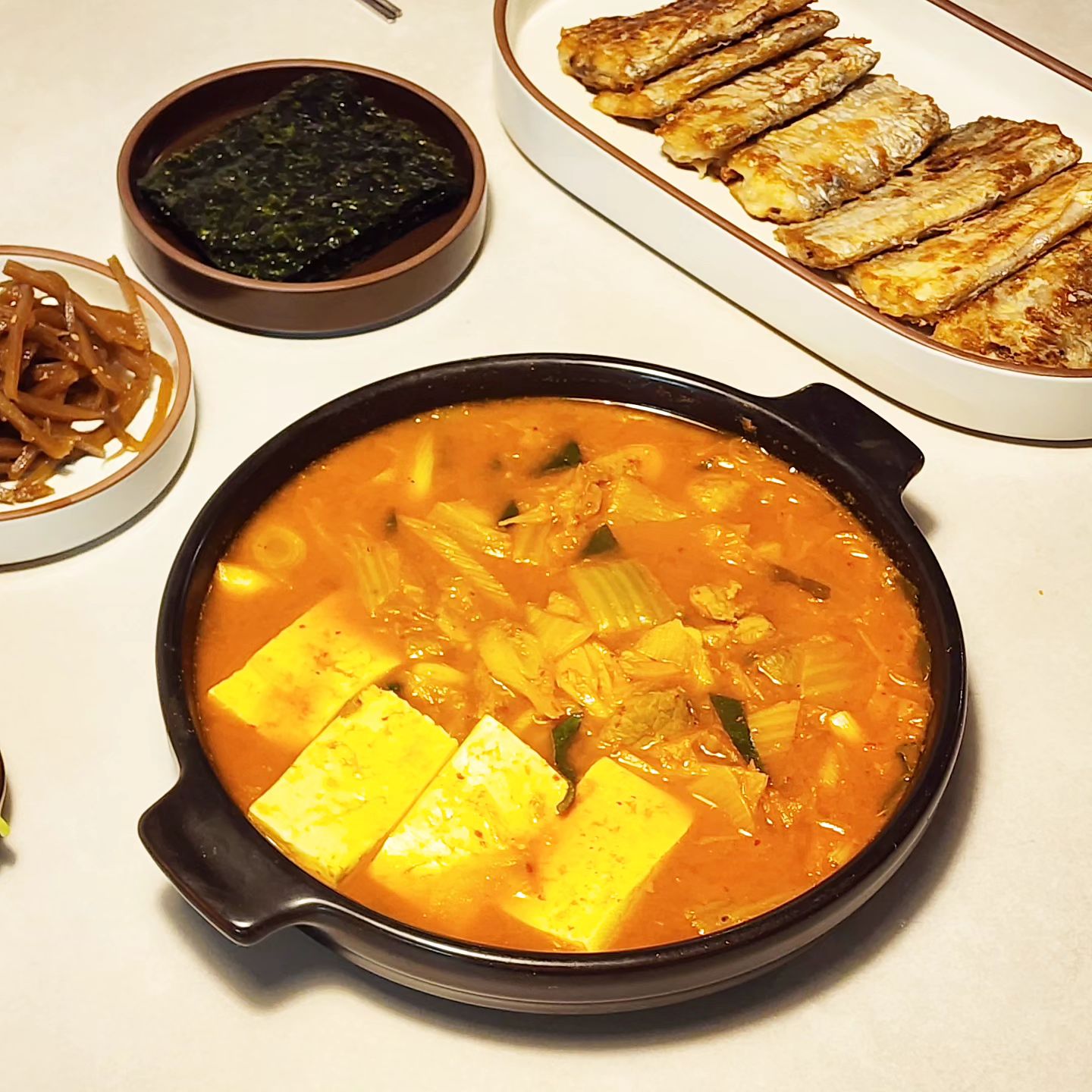 #협찬 이지만 맛있음
날씨가 쌀쌀해지니 밥상에 국물 빼놓을수가 없는데 
찌개 끓이기는 귀찮고 그럴땐?
.
코스트코가면 꼭 쟁여오는 묵은지고기김치찌개 데펴서 
두부랑 파만 넣어주니 완성!!
국물도 깔끔하고 김치도 아삭아삭~
맵지 않고 맛있어서 아이들도 잘먹고 
돼지고기 건던기도 얼마나 실한지 몰라요~
.
캠핑갈때 여행갈때 음식으로 챙겨도 굳!
국물도 넉넉해서 라면,당면사리 넣어먹어도 굳!
.
부대찌개 끓일때도 활용하면 
맛있게 간편하게 완성!!
냉동실에 1개 남았으니 
또 쟁이두러 코코 출동해야겠어요🚗
.
#코스트코김치찌개 
#왕애밥상묵은지고기김치찌개 
#코스트코추천템 
#코스트코필수템 
#코스트코찌개 
#코스트코 
#코스트코쇼핑 
#코스트코장보기 
#코스트코묵은지김치찌개
#코스트코고기김치찌개 
#김치찌개밀키트 
#밀키트추천 
#김치찌개추천 
#캠핑요리추천 
#캠핑밀키트추천 
#캠핑요리 
#찌개추천 
#고기김치찌개 
#왕애밥상김치찌개 
#김치도가묵은지고기김치찌개 
#김치도가