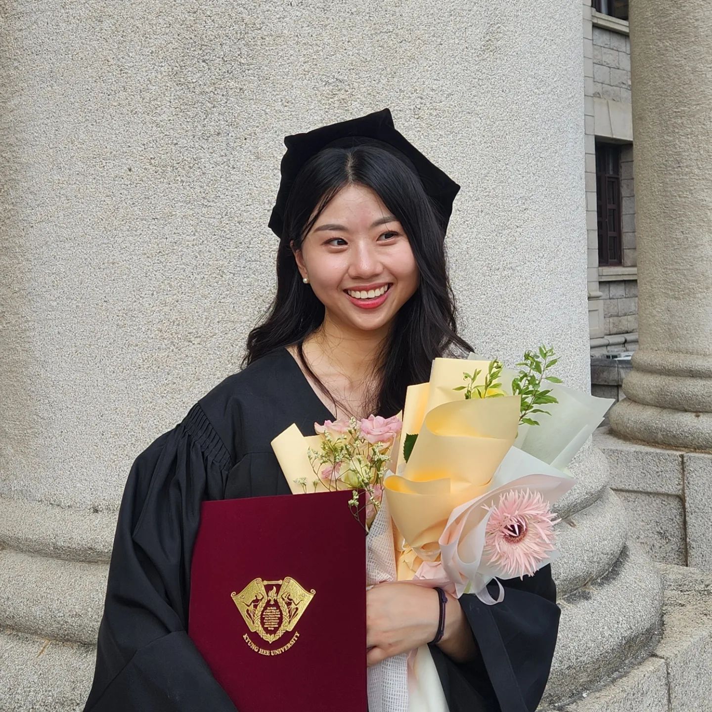 🎓

대학생활을 이렇게 눈부시게 빛나게 마무리해주셔서 너무 고맙고 사랑합니다😙 받은 사랑이 과분해서 저 오래오래 살아도 전부 보답할 수 있을지 걱정될 정도에요!! 더운 한여름에 멀리서 시간 내어 와준 친구들, 가족들 완전 너무 아주 그냥 사랑합니다. 뽀뽀 딱대👄 이렇게 많이들 와주실 줄 몰랐고 축하해주실 줄 몰랐어요. (감동의 눈물 흘렸답니다🥲) 그리고 오지 못하신 분들도 잊지 않고 문자랑 전화 연락주셔서 너무너무 아주 완전 되게 감동 먹었답니다 사랑합니다💛

이 '고맙다', '사랑한다'는 단어가 여러분을 향한 제 마음을 대변하기엔 정말 모자란 단어네요.. 

이 날의 감동, 기쁨, 즐거움, 날씨, 신남 모두 고이고이 제 마음 보물창고에 간직해두겠습니다

오랜만에 본 친구들도 아주 반가웠고, 전혀 어색하지 않았고, 그래서 좋았고!
가끔 보는 친구들은 언제 봐도 좋고, 좋고, 좋아! 내가 너네 진짜 좋아해.
항상 보는 친구들은 매번 볼때마다 새로운 매력을 찾게 되어 짜릿하고 ㅋㅋㅋ 뭉클했어.

우리 가족들에게는 나를 이렇게 예쁘고 귀엽고 사랑스럽고 착하고 매력 넘치는 아이로 키워줘서 너무너무 고맙습니다. 엄마아빠 딸이라서 행복 넘치는 사람이 되었고, 오빠 동생이라서 번듯한 사람이 될 수 있었어! 사랑해🧡

나랑 같이 졸업한 (Shout out to) 정범, 현이, 의진이!!
너무너무 졸업 축하해!! 사실 너희들이랑 같이 졸업해서 이렇게 많이 왔지 않았나 싶어~~~ 앞으로의 긴 인생 멀리서 응원할게 졸업 동지들아~~~ 잘살아😁😄

다들 만나서 몽글몽글 했어요☁️
또 보고 싶어요

고맙습니다