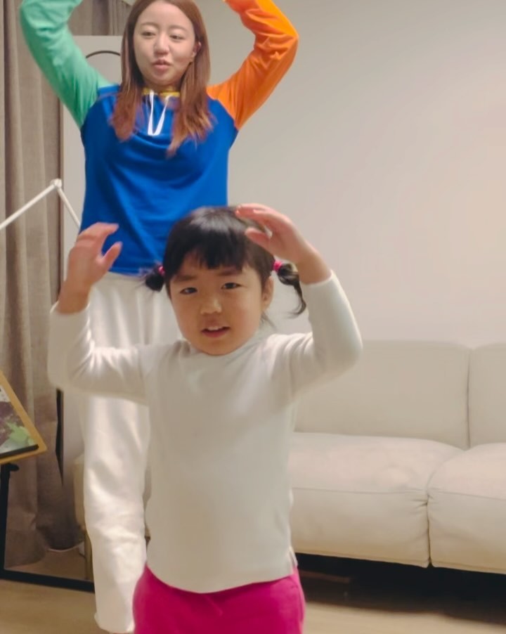 어린이집에서 알려준 판다체조 🐼🎋
하루종일 놀다 꾸질 꾸질한 상태지만
급하게 숙제용으로 찍어야했는 영상 ㅋㅋ

찍을 땐 빨리 끝내려고만 생각했는데
다시보니 우리 복이 표정이 너무 웃기고 귀엽네🩷