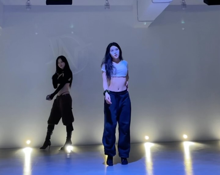 바닥 때리는 게 취미인 사람

C: foxxyxxy 
S: eloinvvd 
P: dna._.dance.studio 

#dance #dancer #deep