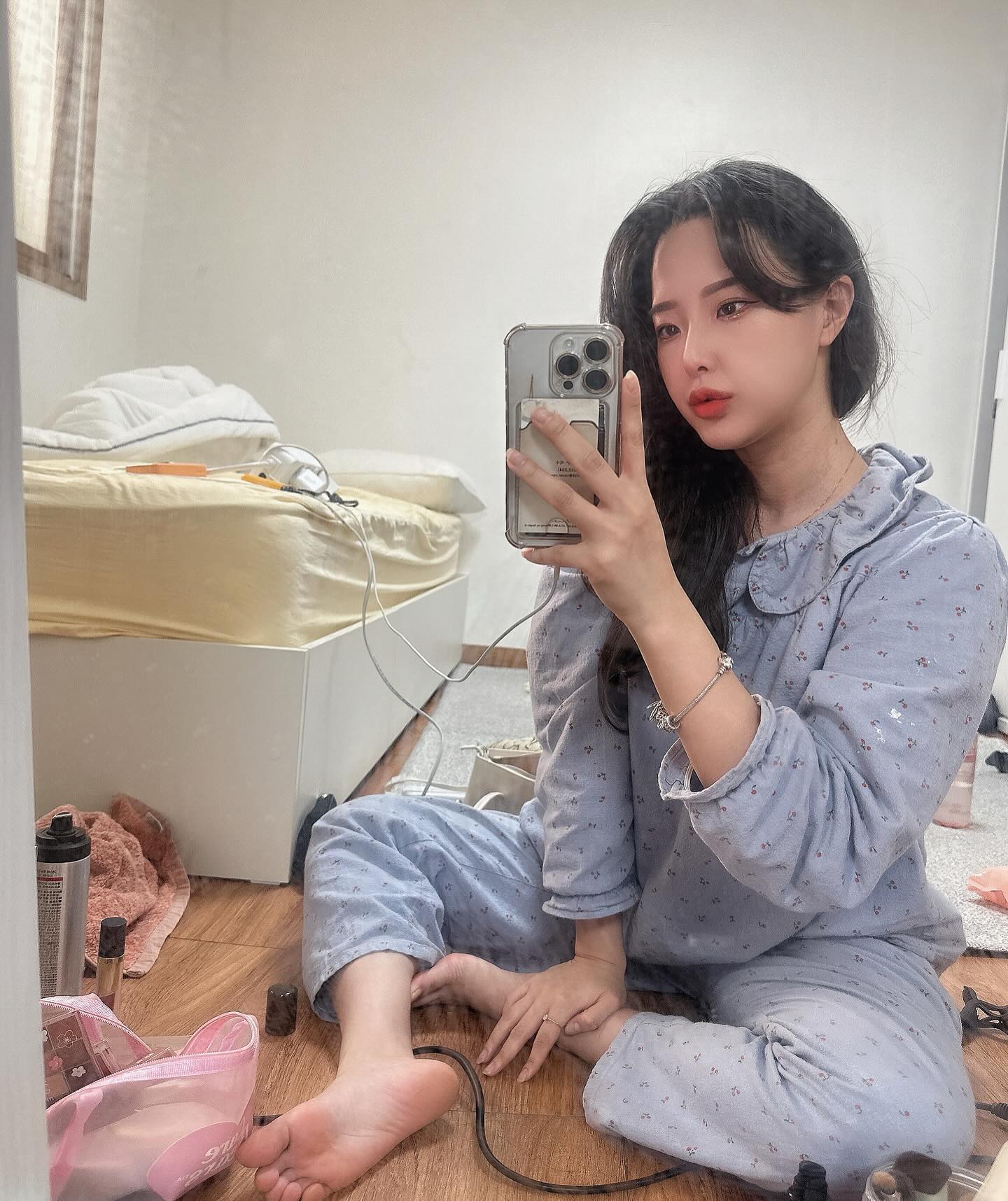 다들 왜 나 방 청소 안 한 사진 좋아하는 거야?😒
아니면 오랜만에서 올려서 좋아해주는 건가?🤔