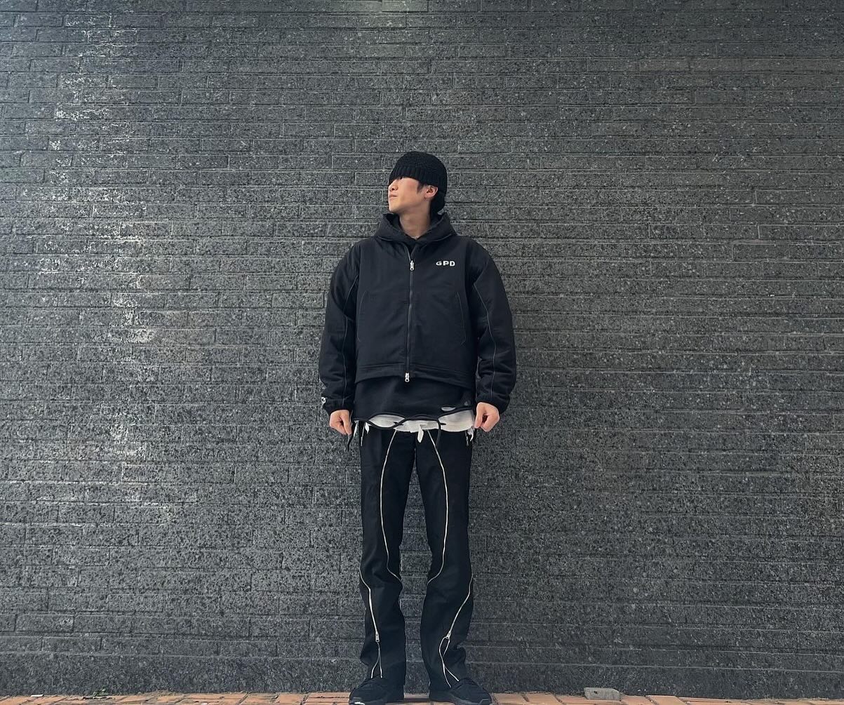 가릭스에서 IIncision Chrome zipper Pants 를 제공받아 후기를 작성하게 됐습니다.

리뷰어로 선정해주신 가릭스 & TESTPROS 관계자분들에게 진심으로 감사의 인사 드립니다.

제품 포장에서 부터 나오는 스트릿 한 무드와 제품의 지퍼 디테일을 보고 감탄을 연발했습니다.

솔직한 후기로는 슬림한 체형의 저로써 제품을 받고 더욱 슬림해 보일까 걱정된 부분이 있었지만 길이감과 핏에 만족도가 너무 높았습니다.

가릭스를 통해 스트릿패션,고프코어룩에 도전해보시는걸 추천합니다.