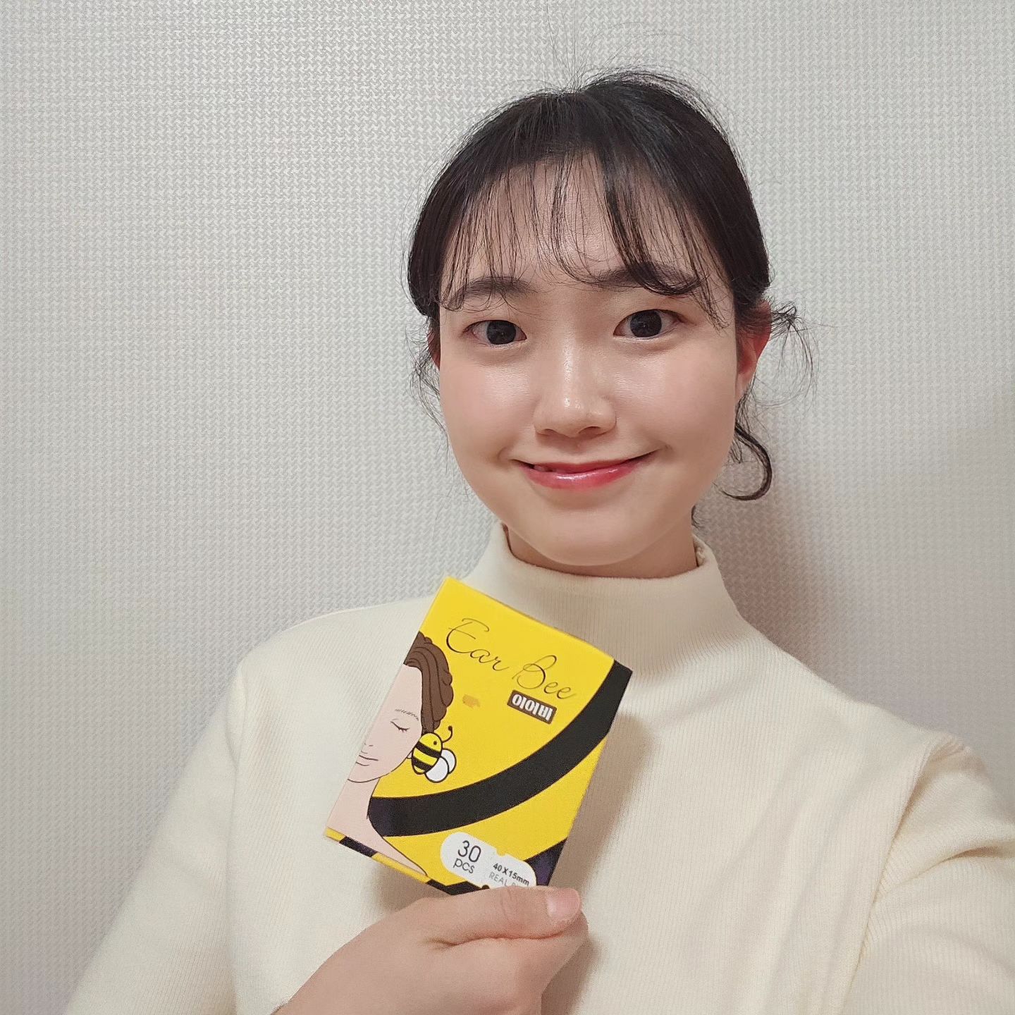 광고 jianjay.official

드디어 컴플렉스 해결 했어요 
유난히 동글 동글해 보이는 제 얼굴
실제로 보면 진짜 안 그런데 사진에서는 유독 동글 동글해 보이더라구요 
볼살이 강조되고 얼굴이 동글동글해 보이고 뭔가 포인트 없는 얼굴 같았어요 
이제는 저도 엘프귀를 가지게 되었어요 ( 얼굴이 훨씬 입체적으로 보이는 느낌~)

진짜 간단하게 쓱쓱 붙여 주기만 했는데 
이렇게 느낌이 달라진다고?
머리묶으면 더 동글해 보였던 저였는데 
진짜 달라 보이죠? 매일 머리 묶고 다니려구요 !!

귀걸이나 피어싱을 하면 더 느낌있게 완성되어요 
올림머리나 모자에 완성은 이제 이어비 
소개팅전에, 면접전에 사용하는 거 강추합니다^^
안전성 테스트도 완료했으니 쟁여두고 사용하려구요 

#이어비 #누운귀테이프 #귀테이프 #엘프귀 #이어비 #귀성형 #귀세우기 #엘프귀만들기 
#여권사진귀 #뷰티아이템추천 #뷰티템추천