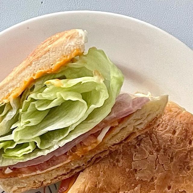 먹쨩 on Instagram: "봉쥬르! ꔚ로드샌드위치ꔚ 로드샌드위치만의 시그니쳐 ‘로드샌드위치’ 양상치와 햄,토마토,치즈로 심플하지만 로제맛이 은은하게나는 소스와 겹겹이 페스츄리