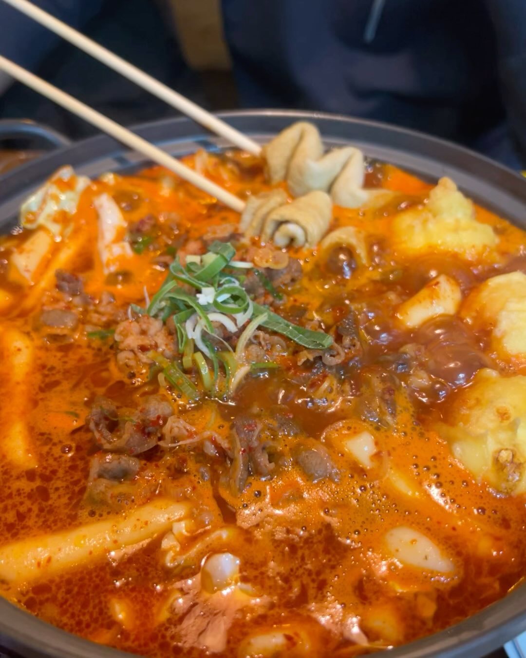 #맑은시간 #우삼겹떡볶이
메뉴 하나하나 다 깨는중 ㅋㅋ
뜨끈한거 먹고싶었는데 만두전골은 안좋아해서 이번엔 이걸로!
떡은 말랑탱글 밀떡이었당 오래끓어도 불지않음!
우삼겹은 맛은 있었지만 청x처럼 불맛나는 맛은 아니었당ㅎㅎ
국물은 오래끓일수록 진해져서 맛이 좋고 라면사리를 추가 할 수있어서
마지막은 마무리는 라볶이로~🫕🥘
안주하나하나 다 너무 맛있는 맑은시간💙
다음엔 뭐먹징!
.
.
.
#신림술집 #관악구맛집 #술스타그램 #의또술 #술또진 #오늘메뉴 #저메추 #신림역데이트 #도림천
