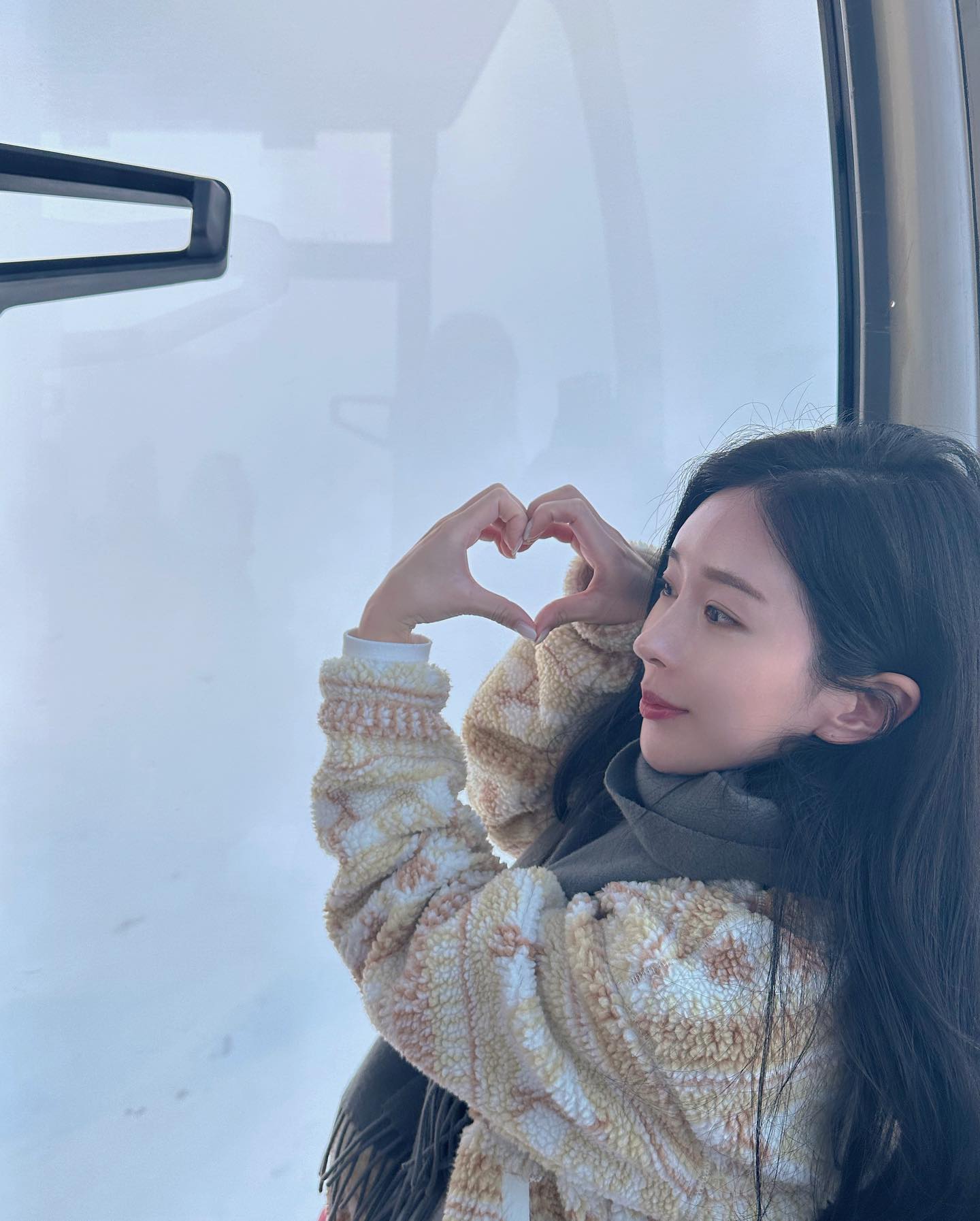 융프라우 올라가는 길 🫶🏻

스위스 패스랑 융프라우가 얼마인지도 모르고 생각없이 따라다니는 대문자p
곤돌라에서 듣자마자 뭐어? .!.!? 어어??
짝궁피셜,, 나 여행가서 손절당하는 유형..이라며
본인 아니면 나랑 여행 못 간다는데.. 이거 가스라이팅 아닌가요?
그래도 데려가는 곳마다 좋아하잖아~~ 
남자랑 여자가 바뀐 타입.. 
모든 예약도 계획도 알아서 하고,, 통역도 해주고 
내 여권도 나 못 미더워서 본인이 들고 다니고.. 진심 10분에 한 번씩 내 가방에 물건 있냐고 .. 없어진거 없는지 체크 ✔️또 체크 ✔️더블체크 !
여행 계획 엑셀로 만들어오는 내 짝궁 ! ! 여행 갈 때 클리어화일도 들고 가는 사람이거둥요 #가이드맛집

#travel #switzerland🇨🇭 #jungfrau #인터라켄 #융프라우 #스위스패스 #융프라우vip패스 #스위스여행 #스위스신혼여행 #인터라켄 #스위스 #여행