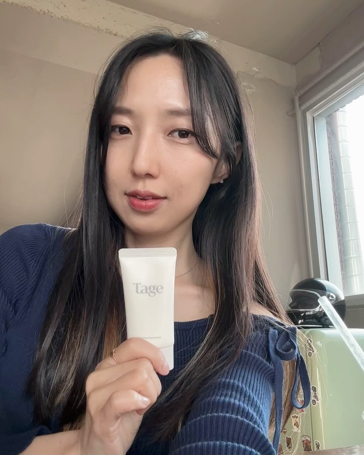 #제품협찬
[테이지 카밍 선크림 인 사이프레스트🌿]
오늘 날씨가 말도 못 하게 좋지 뭐예요~
앞으로 쭉~ 이런 봄 날씨가 계속되었으면 좋겠어요 .
점점 외출하기 좋아지는 날씨더라구요~
이럴때 일수록 기초후 선크림은 넘 필수랍니다. 
화장은 못하더라도 하루도 빠짐없이 사용하는 선크림은 순하고 가벼운게 좋더라고요.

테이지 카밍 선크림은 발림성이 가볍고 산뜻해서 아침마다 외출하기 전 데일리 선크림으로 사용하기 너무 좋아요.
발랐을 때 부담없고 백탁현상 전혀 없이 흡수되는게 장점이었어요.

"Simple, yet enough."
불필요한 것은 덜어내고, 유효 성분을 가득 채워 균형 잡힌 편안한 피부를 만들어주는 테이지
🏷️ tage_always

#편백비건선크림#저자극선크림 #화잘먹선크림#선크림추천 #tage #테이지 #카밍선크림인사이프레스트 #비건편백선크림 #터지는수분감 #No백탁 #No눈시림