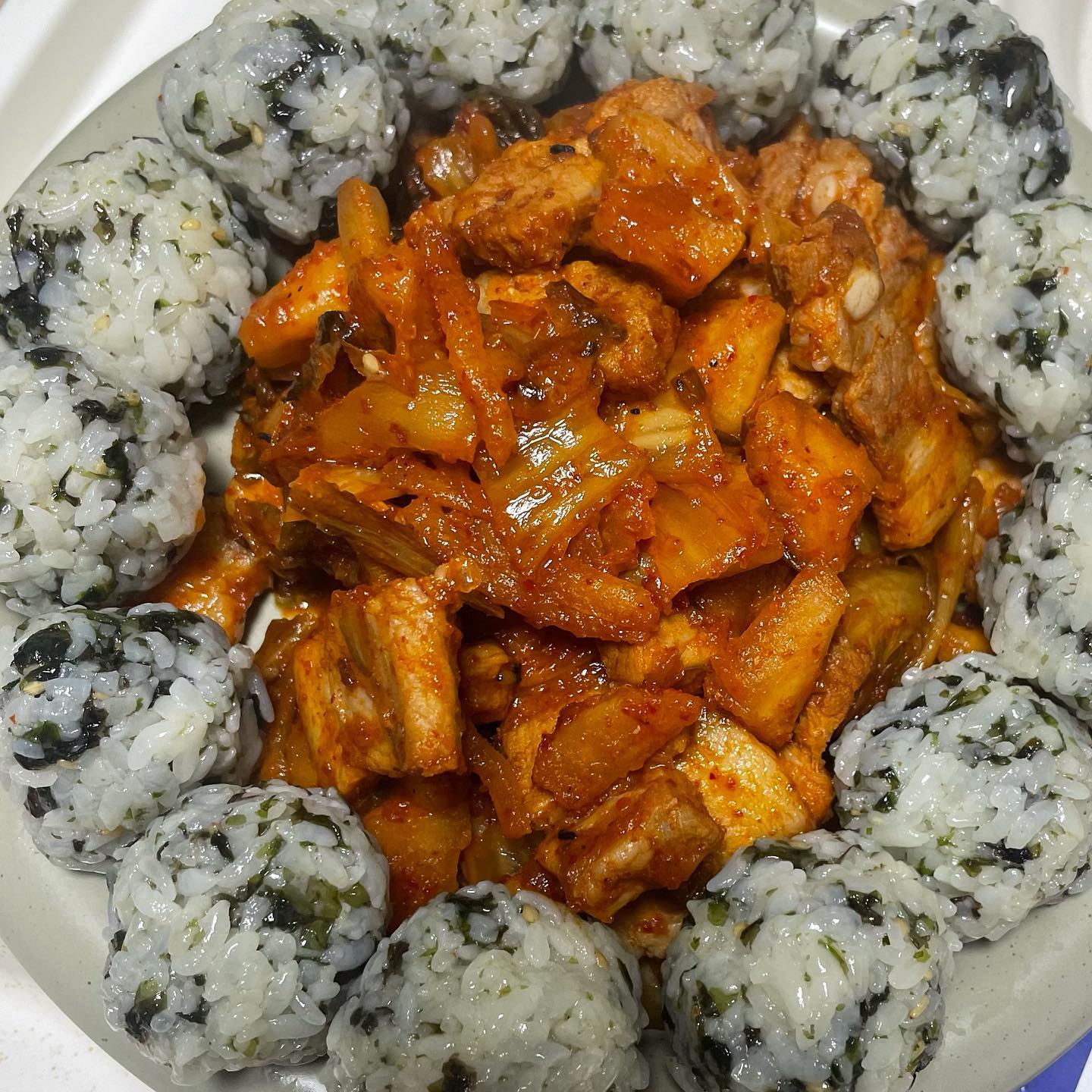 오늘으 저녁 ! 김치두루치기와 주먹밥!
간만에 일찍 퇴근해서 밤샘근무(?) 한 오빠
맥인다고 고사리손으로 열심히해써오 ㅎ🤍

레시피
1. 주먹밥 
김자반, 쌀밥, 참기름 부어주고 짜증나는 일을
생각하며 열심히 짓이겨주고 뭉쳐준다.
2. 김치두루치기
김치 쫑쫑, 설탕으로 먼저 재워주고 조지듯 가위질
들들 볶는 현생을 저주하며 열심히 볶아주면 끝.

 결론 : 난 사회에 찌든 자취생