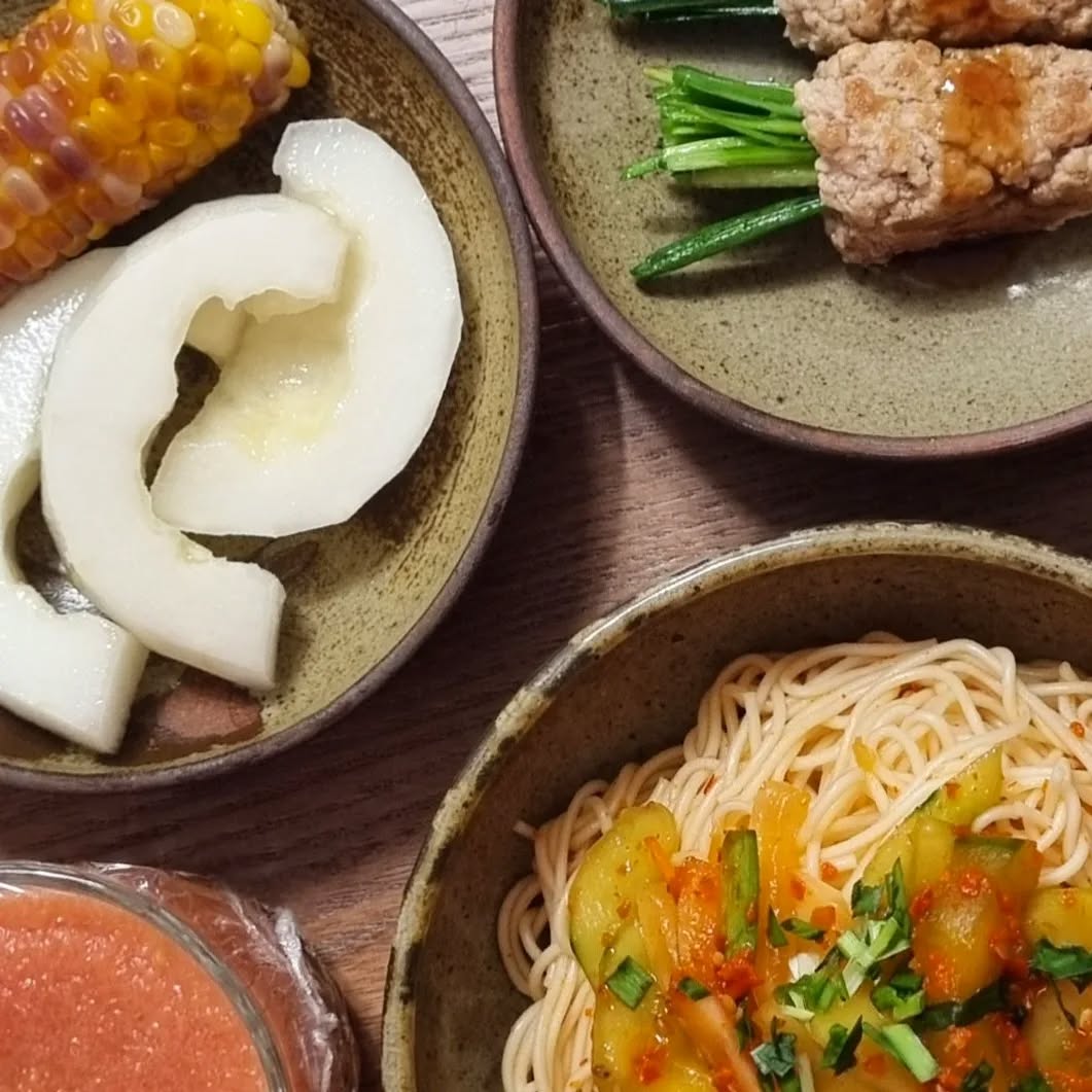 제철 음식들로 가득 찬 여름 밥상
부추고기말이 처참한 결과를 예상했는데
맛도 좋고 귀엽게 잘 말렸다!

컵라면보다 빨리 만든 오이비빔소면과
할머니네서 가져온 디저트들!

아무것도 안 넣은 생 토마토주스는
단 맛 들어간 주스보다 맛은 덜하지만
건강을 위해서는 이게 맞지요?

#부추고기말이 #오이비빔소면 #찰옥수수 #참외 #생토마토주스