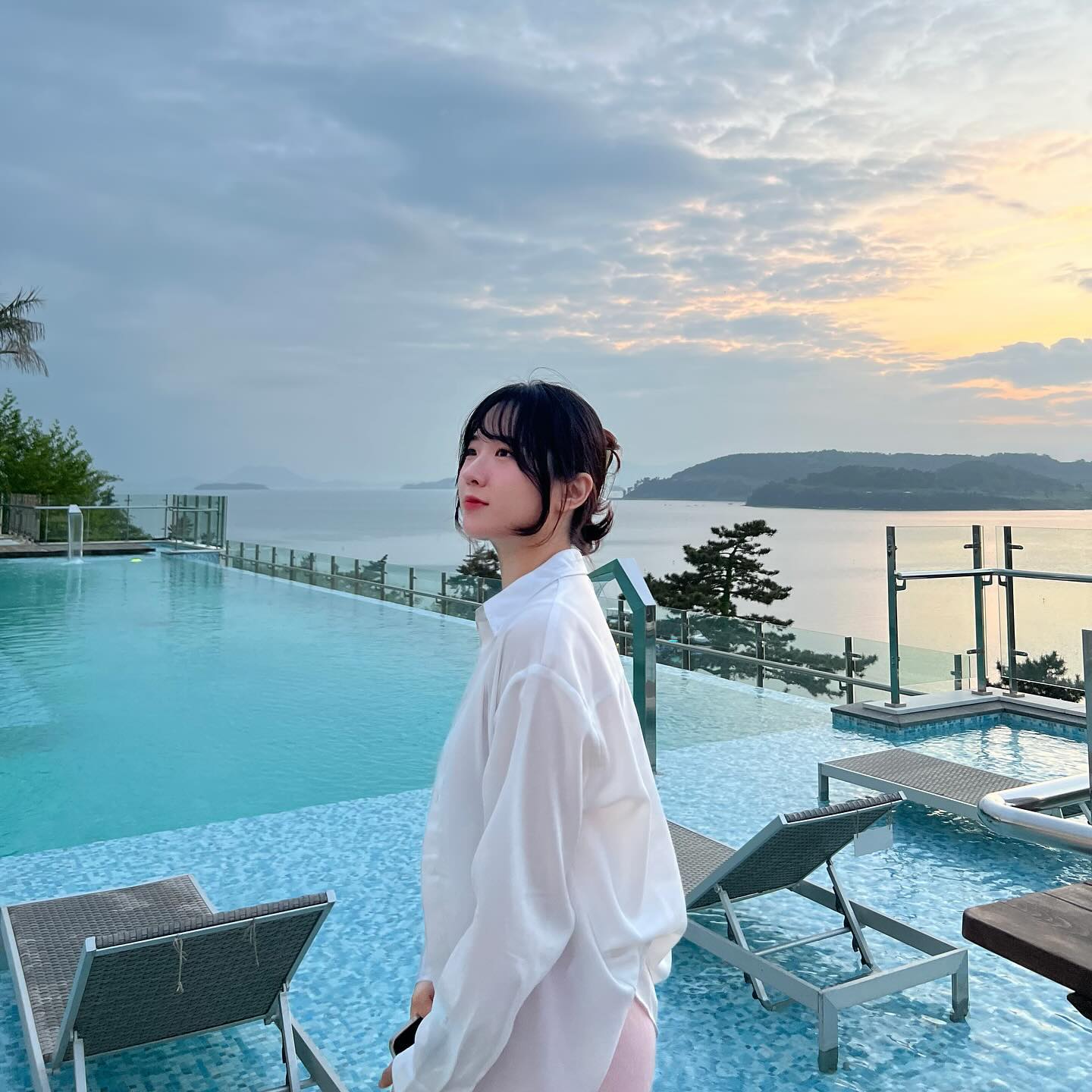 🐬 2024.04.22 #여수여행 🐬

수영장에서 노을지는 하늘아래 한 컷
숙소에서 보이는 오션뷰와 찰칵찰칵🫶🏻