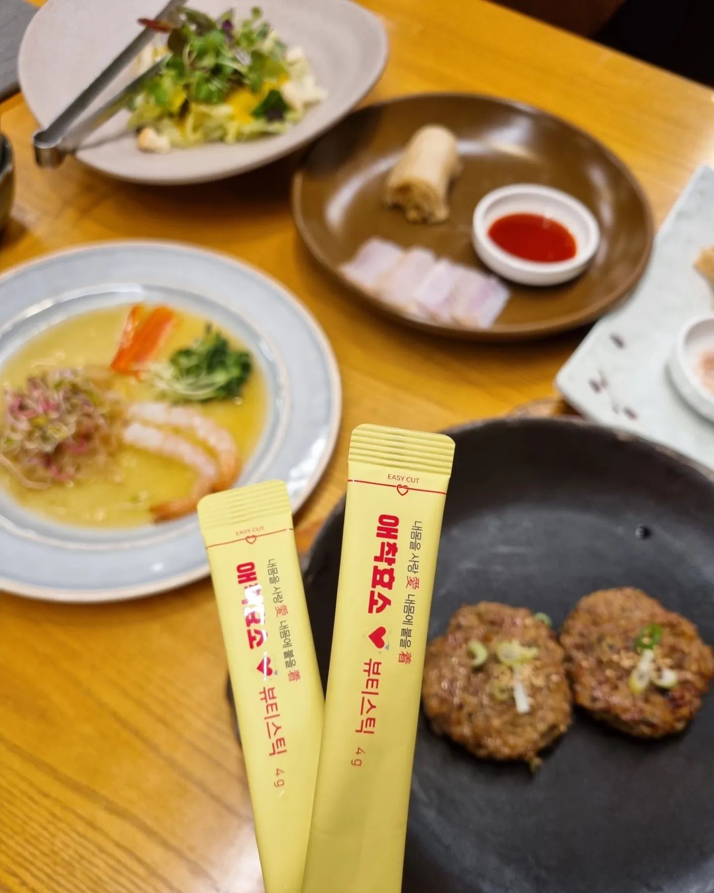 천안에서 시작해 맛의 고장 전라도까지 진출했던 한정식 맛집 👅❤️ 
지금도 서울과 경남 등에 지점이 있더라고요

분위기 괜찮은 한정식 맛집이지만 사실 마구마구 술 퍼먹으러 가기에 훨씬 좋은 집이에요
하나하나 다 기가 멕히는 안주들 러쉬 ㅠㅜ
천안 미식러 엄마도 좋아하는 집인데 엄마랑 가면 술 못 먹게 해서 친구랑 갈 때가 더 좋아요🤭

간이 세지 않음에도 맛있는 맛을 구현한 신기한 집..
한돈 떡갈비가 주력 메뉴인 듯 하나 이 집 정식으로 나오는 홍어랑 수육으로 삼합 만들어 먹으면 얼마나 술이 꼴딱꼴딱 잘 넘어가는지 몰라요 🤪
육회랑 낙지볶음까지 안주 러쉬는 계속 된다..!

#협찬 #애착효소
이렇게 위장에 음식들을 잔뜩 쑤셔넣고 간까지 함께 괴롭히는 프로과식러, 식탐러에게 꼭 필요한 곡물 발효 효소

함께 있을 때 우린 두려울 것이 없었다..! 역가수치 60만 이상인데 인위적인거 아니고 자연 발효 효소라서 더 죠아요🥰

레몬맛인데 레몬아보다 맛있고 주머니랑 파우치에 두세개씩 갖고 다니면서 챙겨 먹기도 너모 편함 ㅎㅎ
영양제 사놓은거 잔뜩인데 귀찮아서, 까먹어서 안 먹는게 대부분이거든요
근데 이건 안 까먹고 잘 챙겨먹게 되네용

물 없이 먹어도 돼서 소주 마실 때 아니면 물 안 먹는 저한테 더욱 안성맞춤 > <

#숟가락반상마실 🐸
#숟가락반상마실천안본점

천안시 서북구 월봉1길 50-1 

#닥터로하스 #애착효소 #효소추천 #효소 #소화효소 #효소다이어트 #곡물발효효소 #발효효소 
#레몬맛효소 #이너뷰티