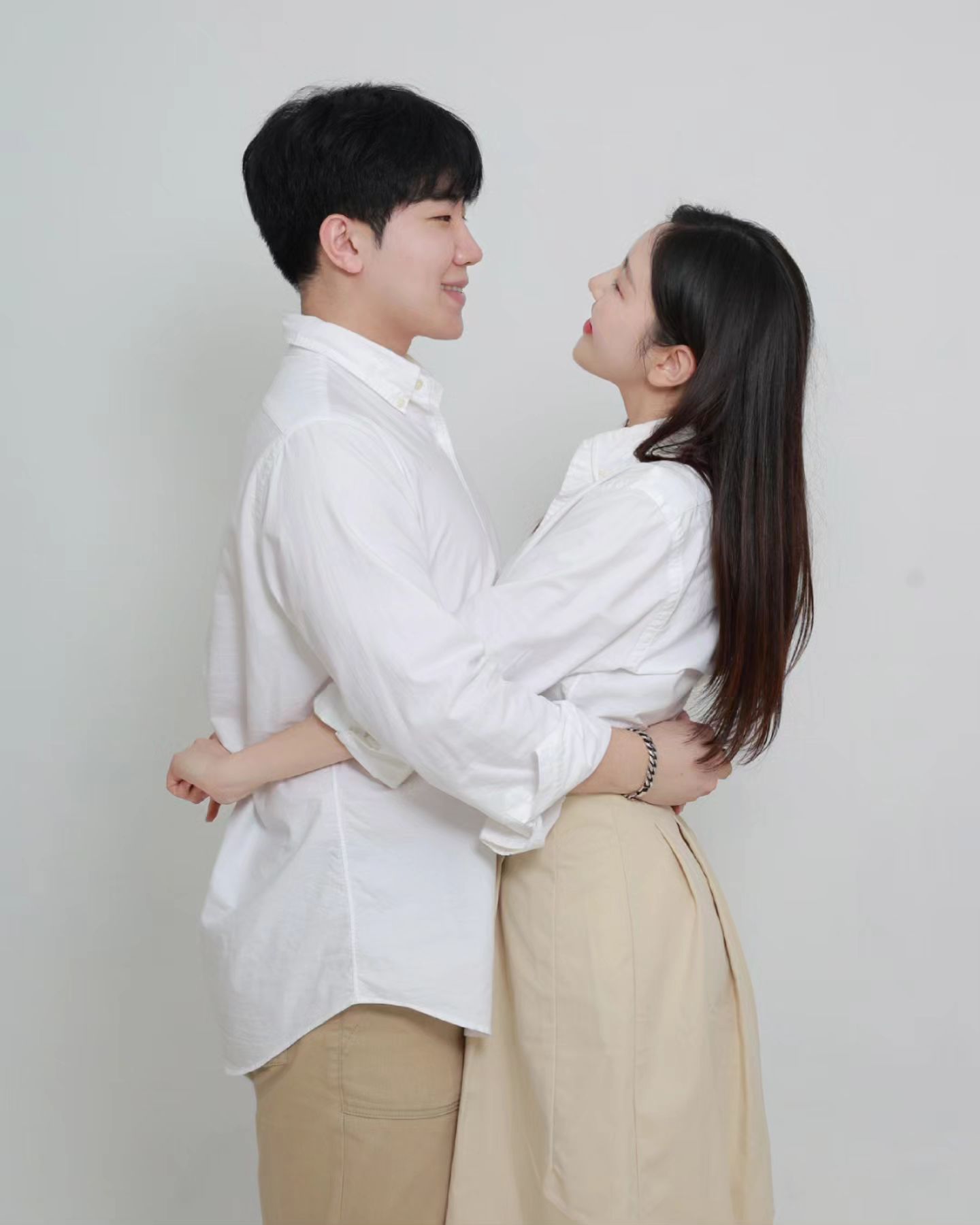 우리의 첫번째 셀프 웨딩 촬영❤️
2023년도 덕분에 잘 보냈고 2024년도도 잘 부탁해!!

👰🏻‍♀️ 결혼준비는 direct.wedding
🤵🏻최초가입시 추천인에 [꿈꾸는엔지니어] 입력하면 현금처럼 사용가능한 3만 포인트 제공

🖤 포인트 적립으로 결혼비용 절감 가능
🖤 비동행 플래너로 합리적인 결혼준비
🖤 실시간 스드메 견적 비교 가능
🖤 카페내 다양한 꿀팁 및 정보 공유 가능

#웨딩스냅
#결혼
#결혼준비
#다이렉트결혼준비 
#다이렉트웨딩