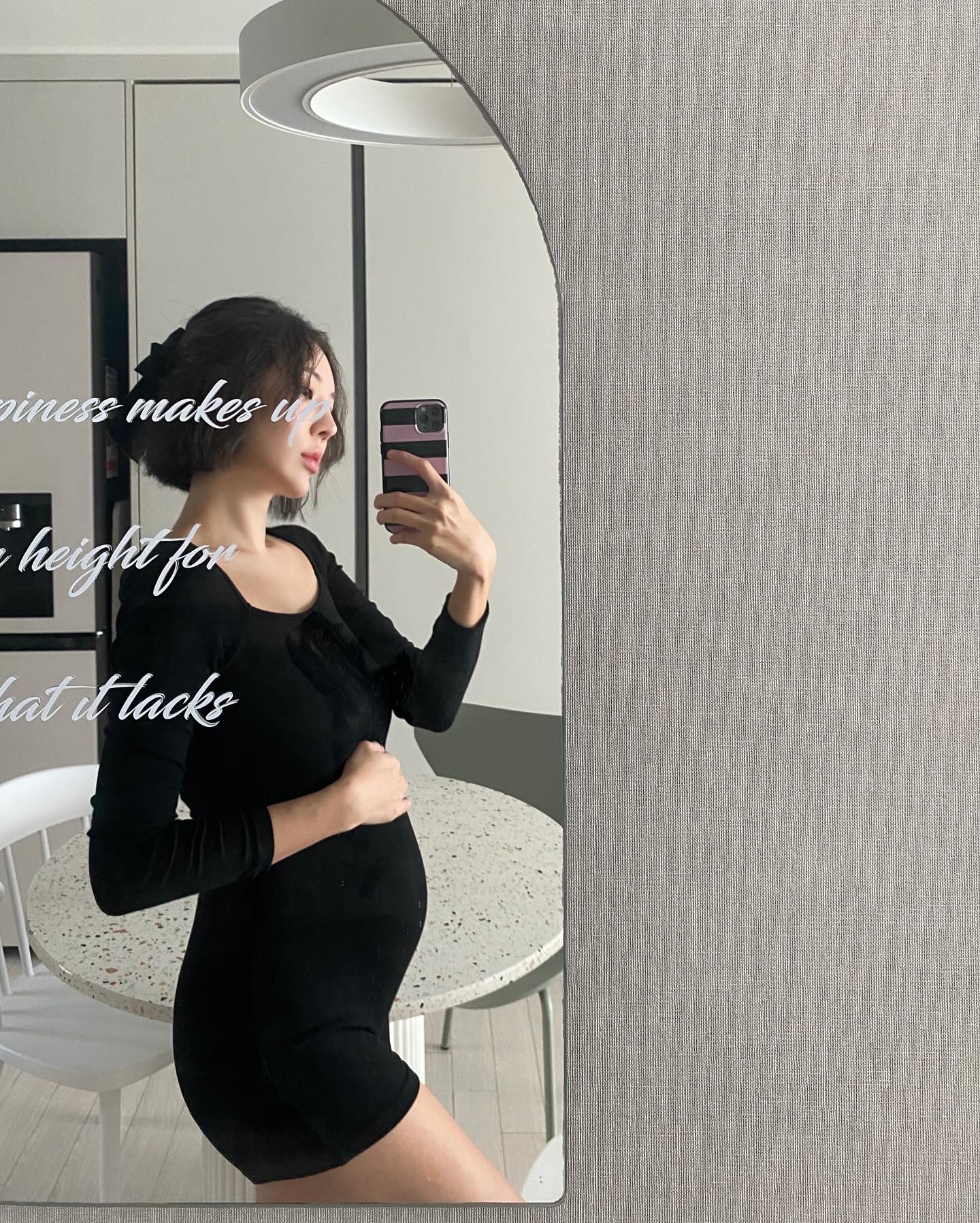 짜란, #임신21주 배밍아웃🫄🏻
자꾸 배 안나왔다고 하는데 진짜 나올만큼 나왔어요?
서연이 임신때는 배가 많이 안나와서
단 한번도 안찍어 본 주수사진
둘째는 배 나오는 속도도 배 크기도 다를거라더니
진짜 쑥쑥 커지고 나오는게 너무 신기해요,,,

아무튼!
이번에는 가끔이라도 주수사진 찍어서
잘 남겨놓으려구요🎞️
진짜 내 인생 찐찐찐찐 찐 마지막 임신이니까^^
#셋째얘기하지마세요 ㅋㅋㅋ