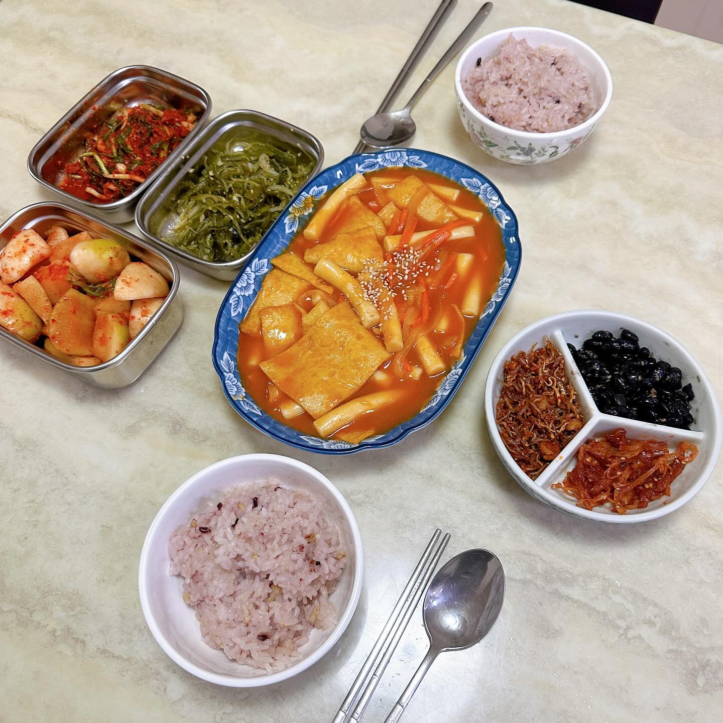 #협찬 #본가1981 #진심떡볶이

오랜만에 본가가서 엄마랑 밥먹고왔어요‼️

엄마가 맛있는거 해준다고 했는데 
매일 요리하고 힘든 엄마를 위해 부족한 실력이지만 
성공 확률이 높은  진심떡볶이 밀키트로 떡볶이 만들었습니다〰️
 
쫀득한 밀떡에 탱탱한 식감의 어묵과 
직접 만든 수제 양념소스를 넣고 
집에 있는 당근과 양파를 넣어 5분만에 만든 떡볶이ㅎㅎ
 
달달하면서 살짝 카레향이 느껴지더라구요
맵지않아 엄마가 먹기에도 딱이었고 
수제양념이 맛있어서 마지막에는 양념에 밥비벼 먹었어요😋
 
아이들도 함께 먹을 수 있는 달달한 양념에 떡볶이 입니다✔️

._.
#떡볶이 #떡볶이밀키트 #떡볶이만들기 #떡볶이레시피 #밀키트떡볶이 #밀키트 #야식 #간식 #먹팔 #맞팔 #먹방 #맛집 #집밥 #레시피