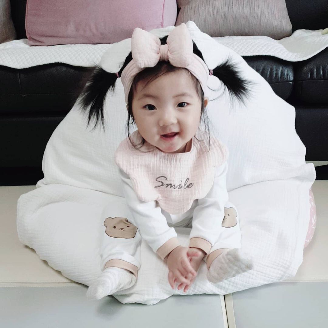 𝚜𝚎𝚘𝚢𝚘𝚘𝚗 𝚖𝚘𝚖 ◡̈ on Instagram: “#협찬 편하고 양면이라 실용적인 턱받이~ 이중거즈에 도톰한 오가닉 원단으로 침흡수가 잘되어 요즘 침을 많이흘리는 서유니한테는 안성맞
