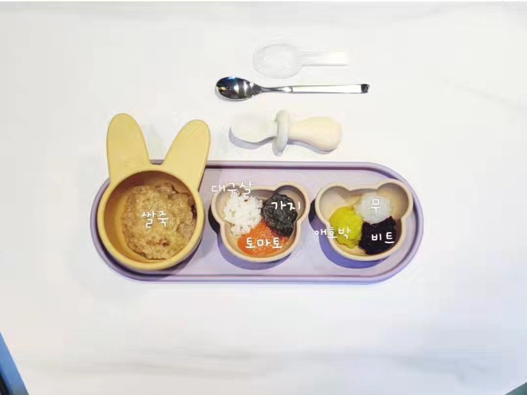 너가 안먹어도 엄마는 꿋꿋하게 만든다😊...
이유식 먹을때마다 숟가락 3개이상은 나와야함.
그중 플라스틱 약숟가락으로 잘먹는다.
치즈도 필수..
얼른 커서 김에 밥싸먹자!

#밥태기 #분태기 #중기이유식 #이유식식단 #입짧은아기 #챈이맘마 #오만상