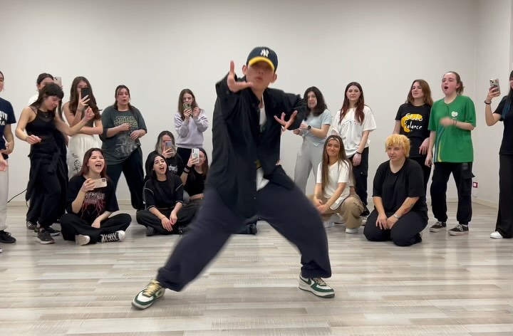 Last stop in 🇮🇹 Workshop 감사합니다 🥰 모두
C/ 🙋🏻‍♂️ Me
🎵: #nct127  #2baddies 
#raekuchoreography #italy #workshop