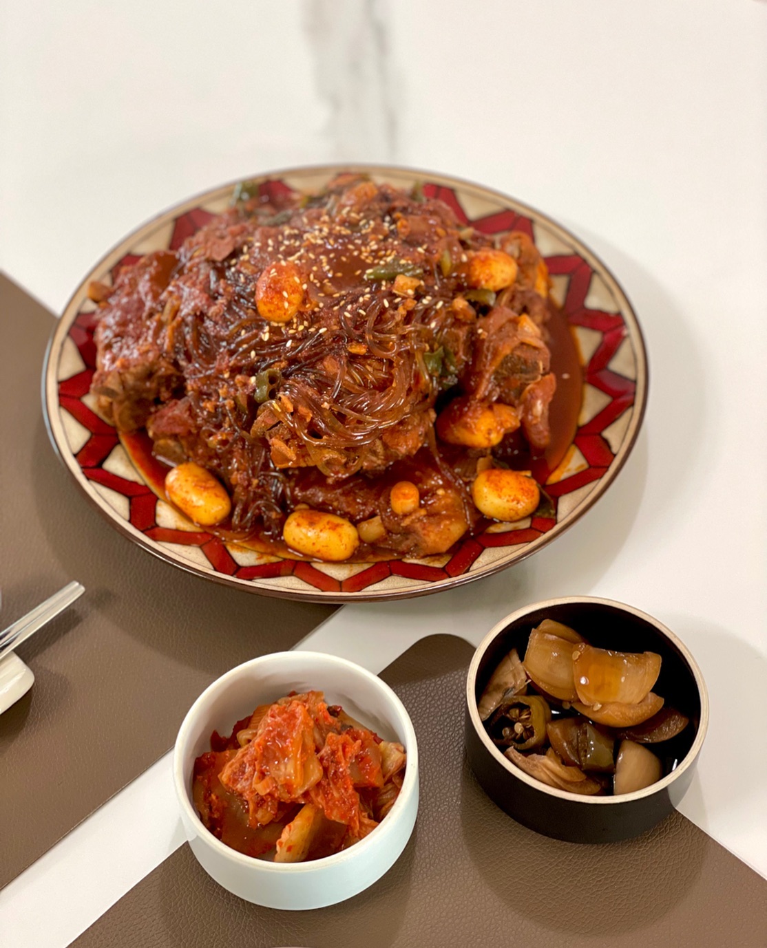 🏷️ 매운등뼈찜 만들기

집에서 만들어 먹는 매운등뼈찜 어떤데👩🏻‍🍳

어려울줄 알았던 등뼈찜이 시간만 충분하다면 너무 간단하게 만들어지더라구요

등뼈 잡내 제거 해주고 양념 넣어 두시간 졸여준후
불려놓은 당면+치즈떡+청양고추 넣어 한번 더 끓어주면 완성

집에서 만들어 먹으니까 양도 듬뿍이고 만원에 행복이더라구요
항상 맛있게 먹어주는 남편덕에 요리하는 재미가 쏠쏠

잡내제거 : 월계수잎+통후추+맛술 
양념장 : 고춧가루50 3스푼+진간장100ml+맛술80ml+설탕3+고추장2+된장0.5+다진마늘2+후추 톡톡+양파 반절+소고기다시다1 

#매운등뼈찜