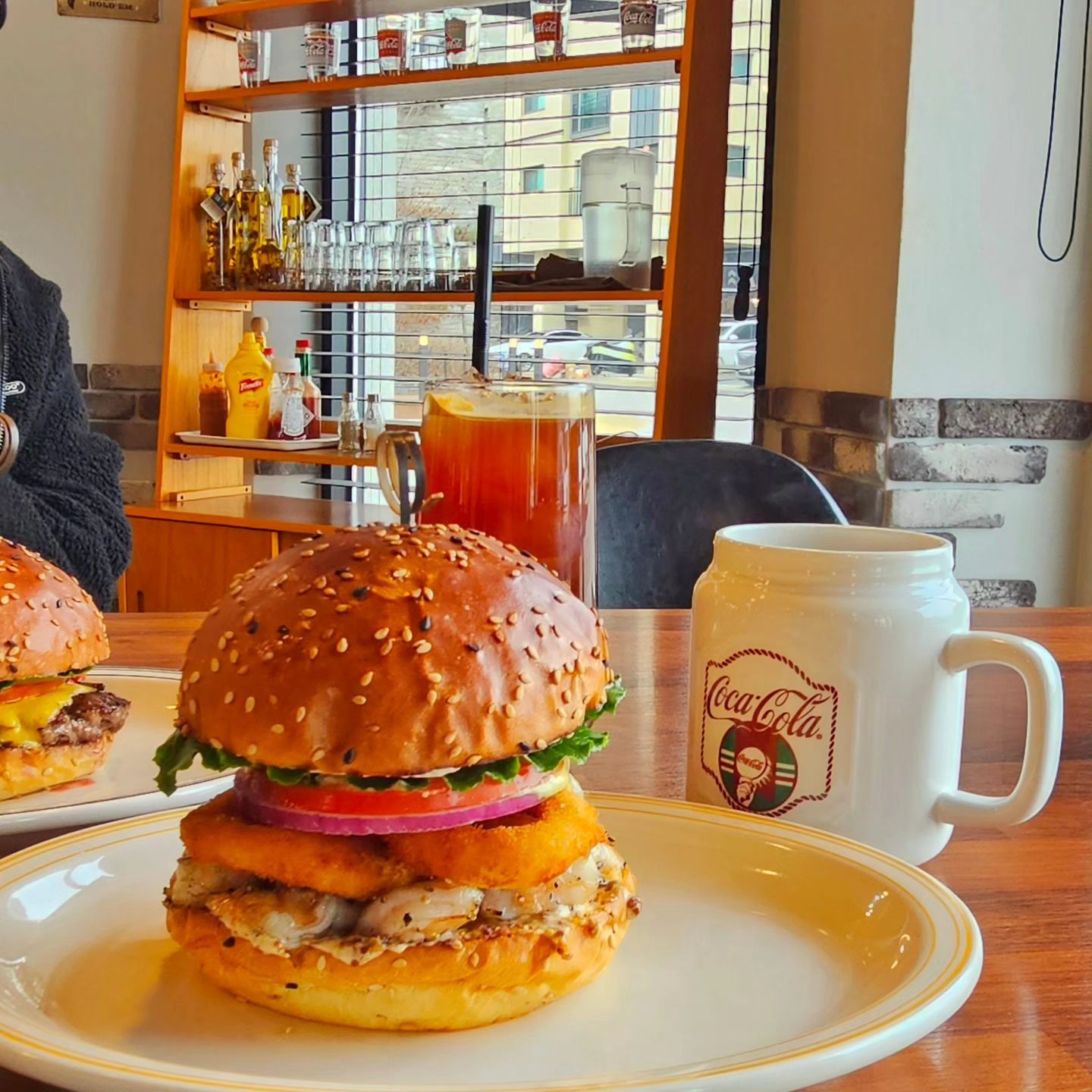 #협찬 #와동버거

주변의 흔한 프렌차이즈 비슷한가격이지만 맛은 비교가 안되는 수제버거 맛집 와동버거이요
맛있고 깔끔하고 주차하기도 좋아서 자주가는 곳! 

새우버거는 통통터지는 불맛나는통새우가 얼마나 가득찼는지 끝없이 씹혀요
오리지널버거도 육즙가득찬 패티에 싱싱한 재료로만 채워서 너무 맛있고요. 

느낌좋은 깔끔한 레트로 인테리어에 친절한 와동버거 
파주오면 운정오면 금촌오면 꼭 한번 가보세요! 

#가람카페 #가람마을맛집 #가람마을 #운정카페거리 #운정수제버거 #운정햄버거 #파주운정수제버거 #파주운정햄버거 #운정햄버거맛집 #운정수제버거맛집 #운정맛집 #와동동맛집 #파주운정맛집