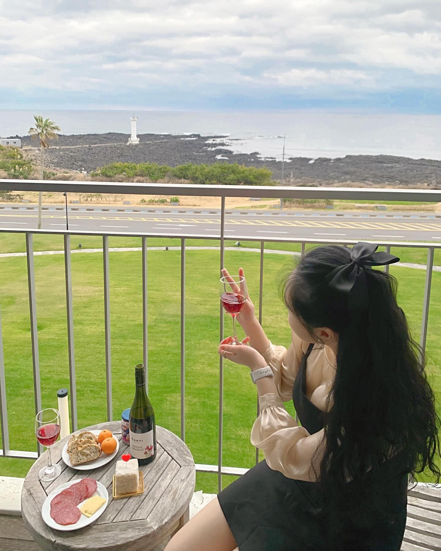 𝟐𝟎𝟎𝟎 𝒅𝒂𝒚𝒔 🤍

진상짓도 다 오냐오냐 해주는 밍수랑 벌써 2000일 ʕ”̮ॽुෆ⃛ 
20대에 이어서 30대도 잘 부탁해 공주야 👑🪽

아무도 몰라줄까바 구구절절 적어보자면 첫번째 사진의 브이는 2000일의 2 ✌🏻