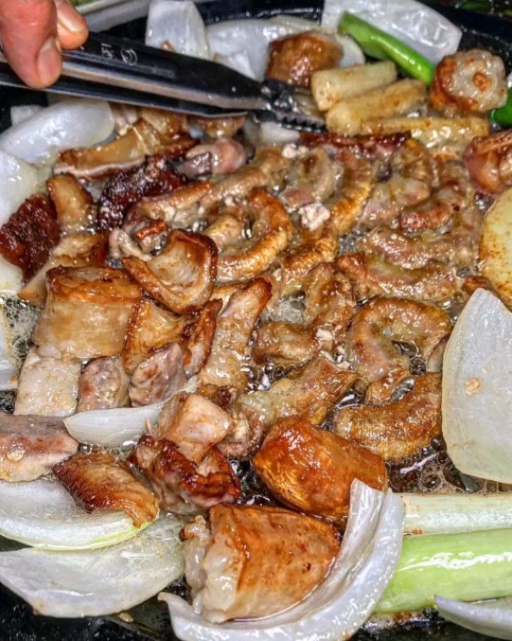 #협찬 신사 곱창맛집을 찾는다면 여기로 가세요!! 당일도축 곱창만 사용하여 질긴부분 하나없이 사르르 녹는 #신사역곱창맛집
곱창라면과 간, 천엽이 1회 서비스 제공!!
곱창구이가 나오기 전에 곱창라면이 먼저나와 한입 맛보고 너무 맛있어서 기절🫨
이게 서비스라는게 믿겨지지 않을 정도로 곱창이 많이 들어가서 이 라면때문에 단골될듯!!
✔️모듬한판 2인(약 700g/66,000)
곱창+대창+막창+염통+유창
곱이 가득한 곱창을 직원분께서 아주 맛있게 직접 구워주셔서
와사비, 소금, 기름장, 간장소스에 취향껏 찍어먹다가
곱창기름에 구워진 무생채, 대파김치, 부추무침도 냠냠🐶
친절한 직원분들 덕분에 곱 가득한 신선한 곱창 넘 잘먹었습니다!!
🚩달수네 소곱창 dalsu_sinsa
서울 강남구 논현로149길 73, 1층
#강남소곱창 #강남곱창맛집 #강남곱창 #소곱창맛집 #논현곱창 #신사곱창 #곱창맛집추천 #곱창맛집 #곱창라면 #신사맛집 #신사역맛집 #신사맛집추천 #신사동맛집 #강남맛집 #가로수길맛집