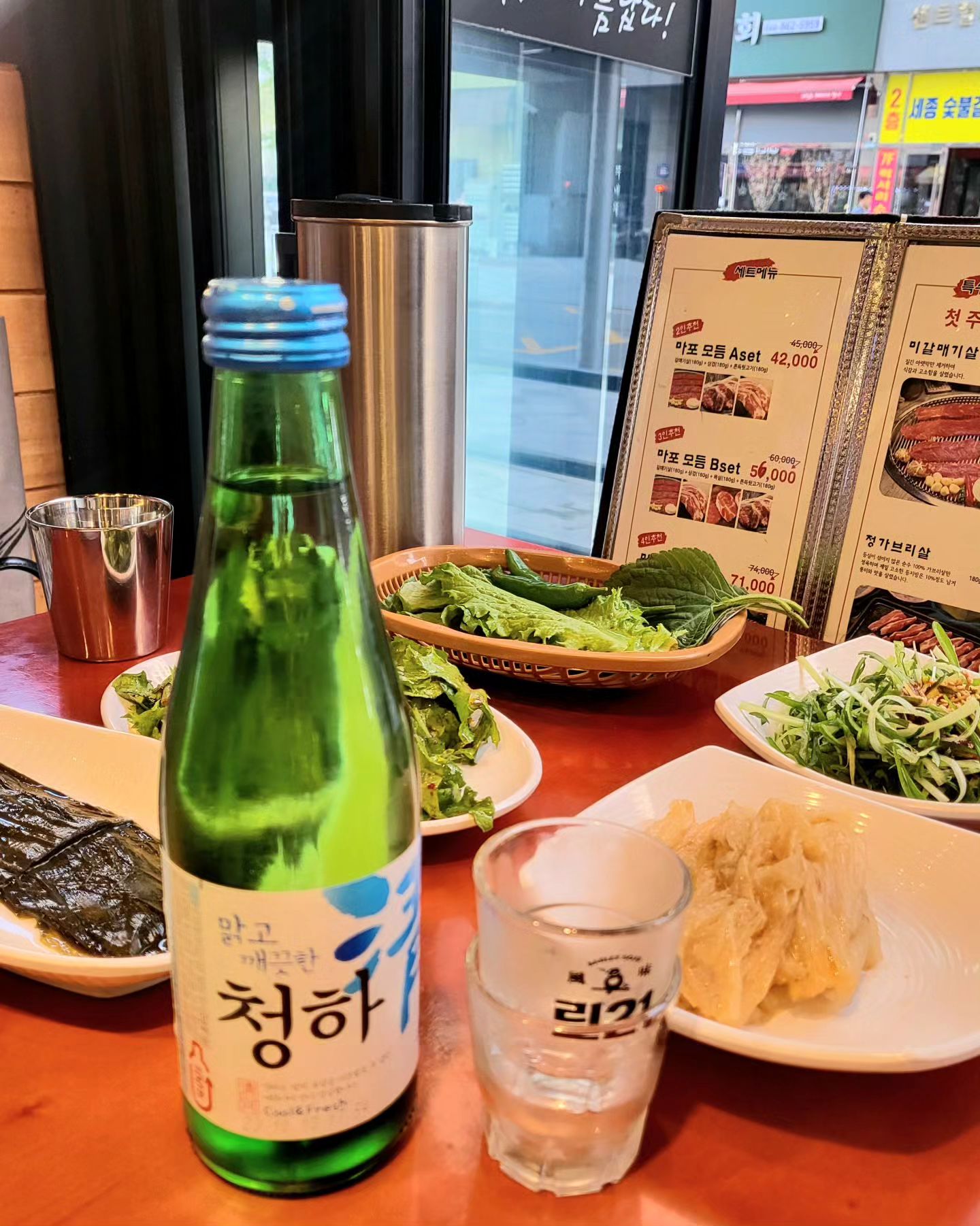 #협찬
어제 저녁 퇴근 후에 
나성동 고기집 마포숯불갈매기살에
다녀왔어요 :)

갈매기살, 삼겹, 쫀득뒷고기 모두 
맛볼 수 있는 A세트로 주문 🤗

규모도 엄청 크고 자리 사이 
간격이 넓어서 좋았답니다

기본 상차림도 푸짐하고
명이나물도 있어 좋았네요
계란찜과 김치찌게는 서비스 😍

숯불에서 고기가 맛있게 구워져
고기에서 숯향도 가득해 맛있었고
육즙도 많아 술이 술술~ 들어가네요

뒷고기가 얼마나 쫀득 하던지
비계도 정말 고소하고 쫄깃하답니다 ❤️

#나성동고기집 #나성동맛집 #나성동회식장소 #나성동단체모임 #나성동소고기 #나성동삼겹살 #나성동단체석 #마포숯불갈매기살