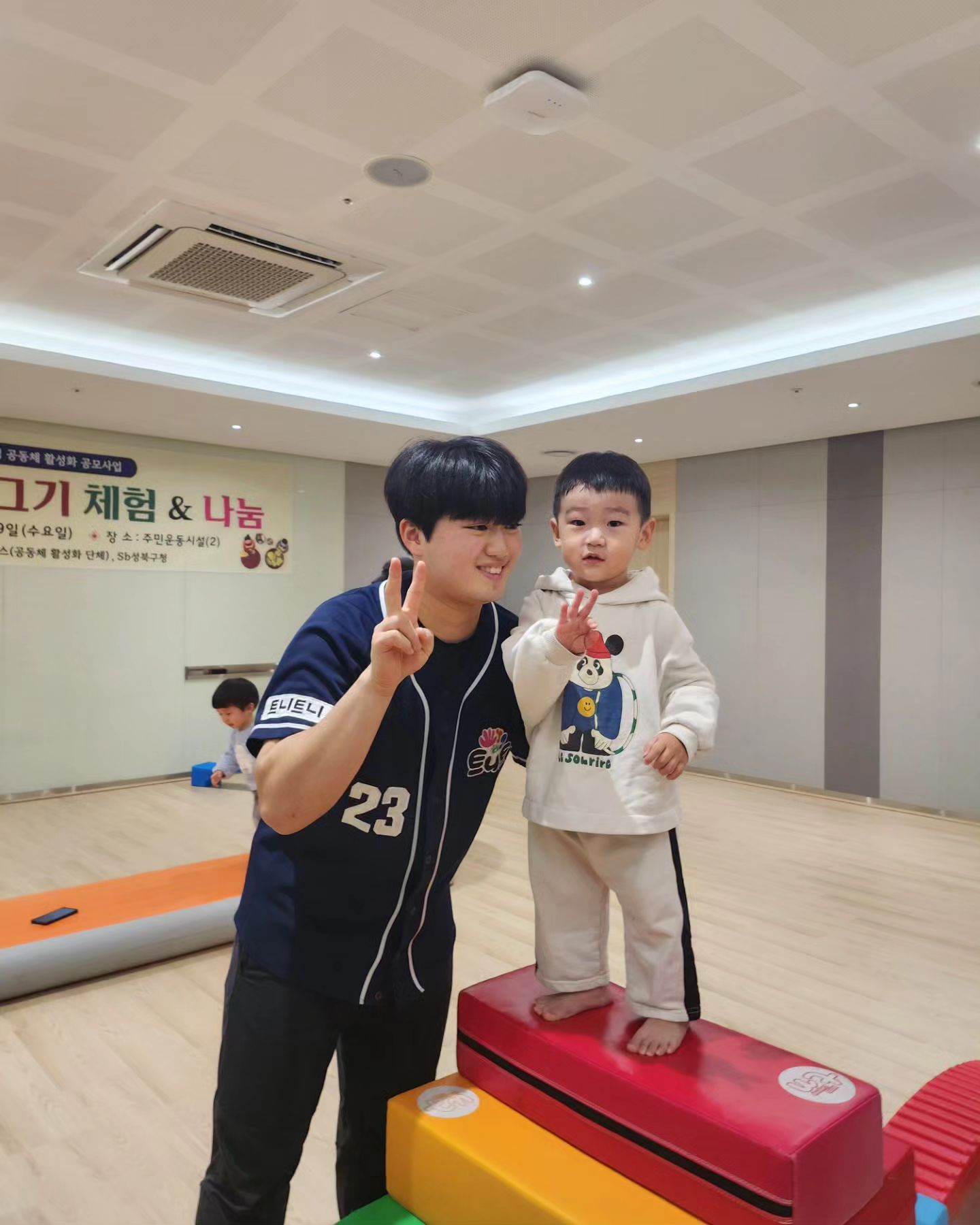 밀린피드
지난주 지후 트니트니 가을학기 마지막날 💕💕
트니트니 3시50분~4시반까지 수업
형아 ecc버스는 4시 38분에 옴
다행히 시간이 안겹쳐서 한학기 잘 들을수 있었다😆
물론 끝나고 빛의 속도로 나가야하지만 🤣🤣
맨날 트니트니 가자는 지후 때문에...겨울학기도 
수고해 보겠음..
.
.
#트니트니 #트니트니수업 #트니트니어드벤처 #트니트니문센 #트니트니초롱이 #트니트니너무좋아함 #매일트니트니가자는아이 #내사랑박지후 #둘찌스타그램 #둘째는사랑 #사랑스럽지후 #두아들맘 #일상 #육아일상