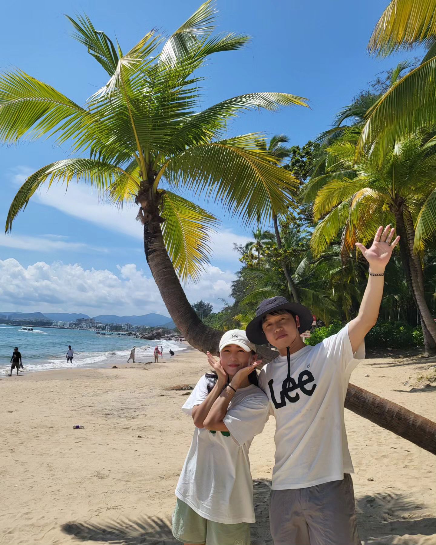 #일상 
22AUG24
하이난여행 2일차기록🌴💚

하이난의 날씨는 너무나도 더웠지만
사진은 너무 잘 나왔던 그런 곳🤍
하늘도 맑고 기분도 좋고 가족과 함께여서 더없이 충분했던 여행😉

동양의 하와이 맞네요 여기😘

#하이난 #하이난여행 #여름휴가 #중국 #중국여행 #여행에미치다 #해외여행 #남매가족