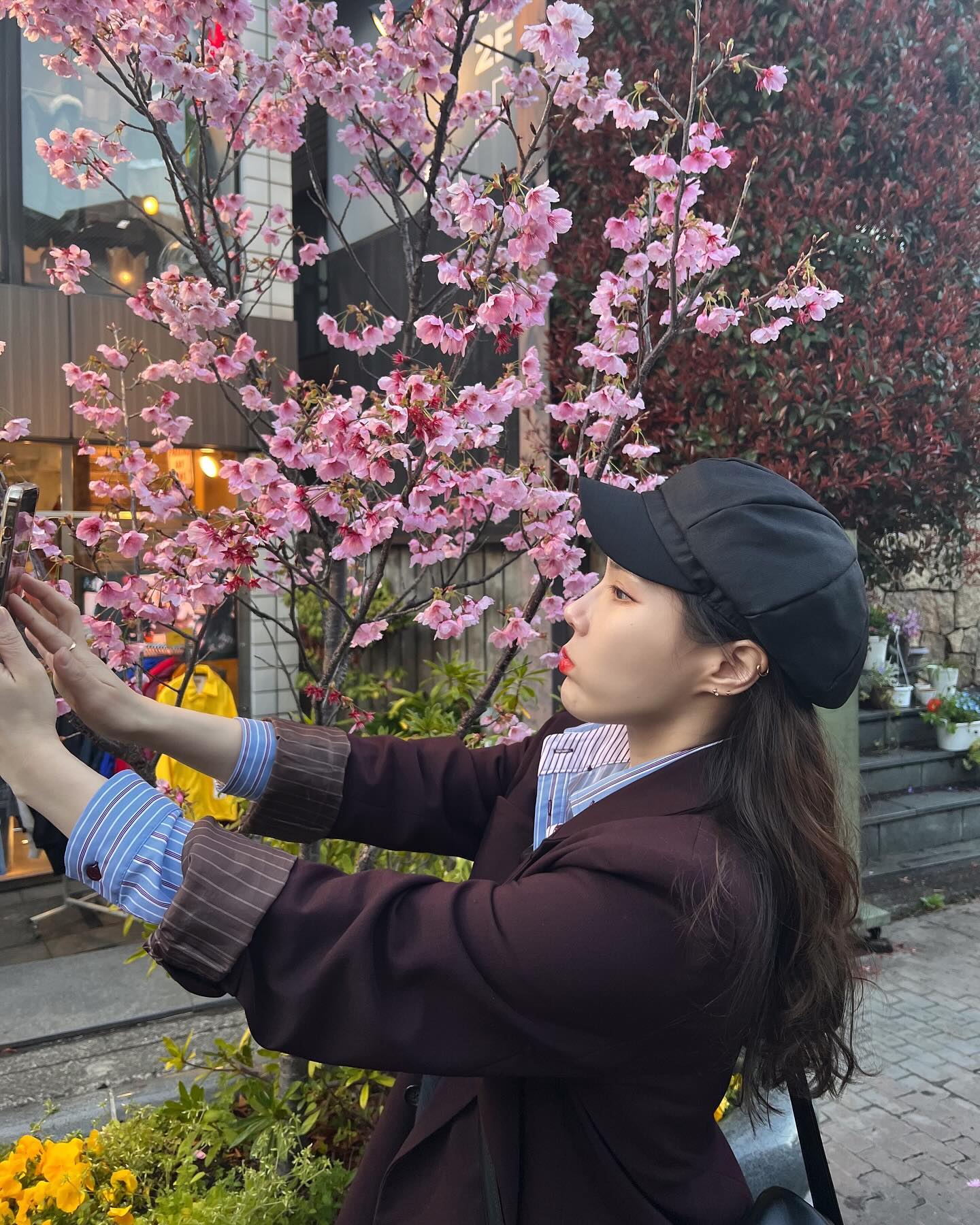 비도 오고 심란했던 폭풍같은 오모테산도를 돌고돌아
정신 차려보니 조화인줄 알 정도로
처음 보는 핑크색의 벚꽃나무들이 개화한 날🌸

일본에서의 첫 벚꽃이기도하고 너무 예뻐서
셀카 한장이라도 남기려고 어색하게나마 자세 잡다가
갑분 셀카존 되어서 전쟁터된 것도 넘 웃겼다😂

#Japantrip #Shibuya #Omotesando #2024 #Sakura #🌸