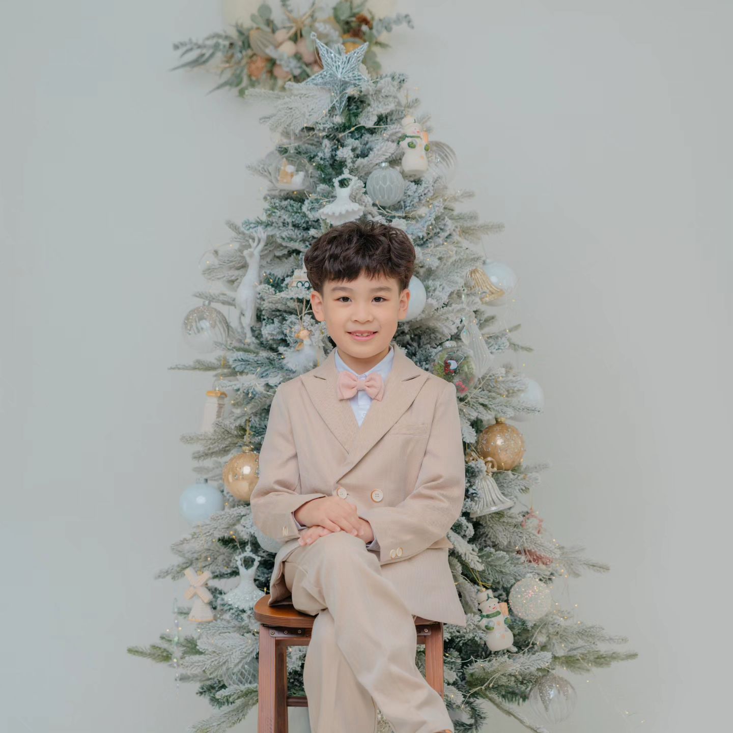 엄마 눈엔 너만 보여♡
너가 젤 멋쪄🥰
.
2023년
미리 메리 크리스마스🎄
집에서는 분위기 하나도 안나는데
이렇게 찍어놓으니
색다른 크리스마스 기념으로
남겨져서 좋으다~~~
.
지금 이때 남겨야지..
엄마 추억이 되고..
품안의 자식일때 남겨두자!!!
.
너무 맘에 쏙!!!들어서..
어뜩하지?!?!
jlstudio_12
.
누나들과 함께도
잘 부탁드려요♡
곧 만나러 갑니다👣
.
.
.
#서산사진관#제이엘스튜디오#사진촬영#크리스마스촬영#남는건사진뿐#기념촬영#추억만들기#다둥이#삼남매#사랑해#고마워#육아#소소한#즐거움#행복#일상#여행