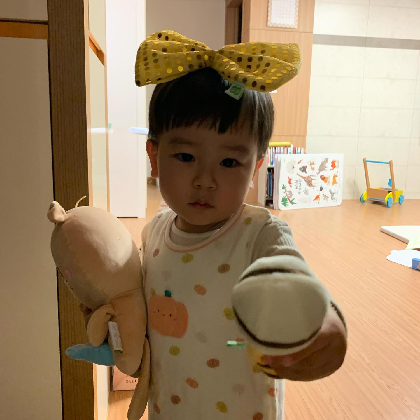 24.1.8
D+755
아빠 오기만을 기다리는 사랑둥💛
머리삔도 안하려다가 아빠 보여주자 라는 말에
바로 해버리는 아빠 바라기🤦🏻‍♀️

그건 그렇고 맨날 퇴근해서 밥먹이고 씻기다보니
내복 바람밖에 사진이 없네🫠