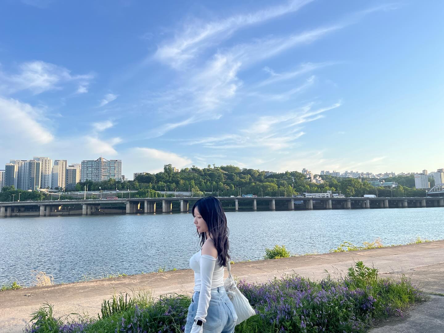 좋아하는 계절, 싫어하는 계절 얘기했는데 
다슬이는 요새 여름에 관한 책을 읽으면서 여름을 좋아하려 노력한다는게 너무 인상깊었다.
나도 올해부터는 여름 좋아해볼래!