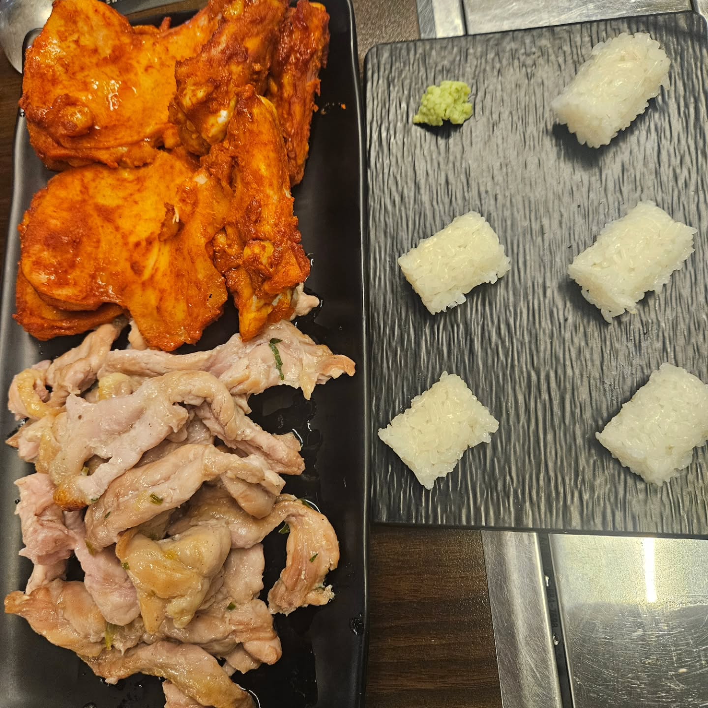 닭 목살구이도 양념 닭갈비도 야들야들 맛있었지만 쌈채소도 없고 사이드 음식들이 좀 달아서...기대하고 갔지만 조금 실망한 곳.

저녁 먹고 우유만 사러간다고 마트갔다가 회랑 맥주 업어옴
#그러면그렇지🤦‍♀️

회는 역시 가락시장이 짱이다..,못먹겠노~ㅋㅋ