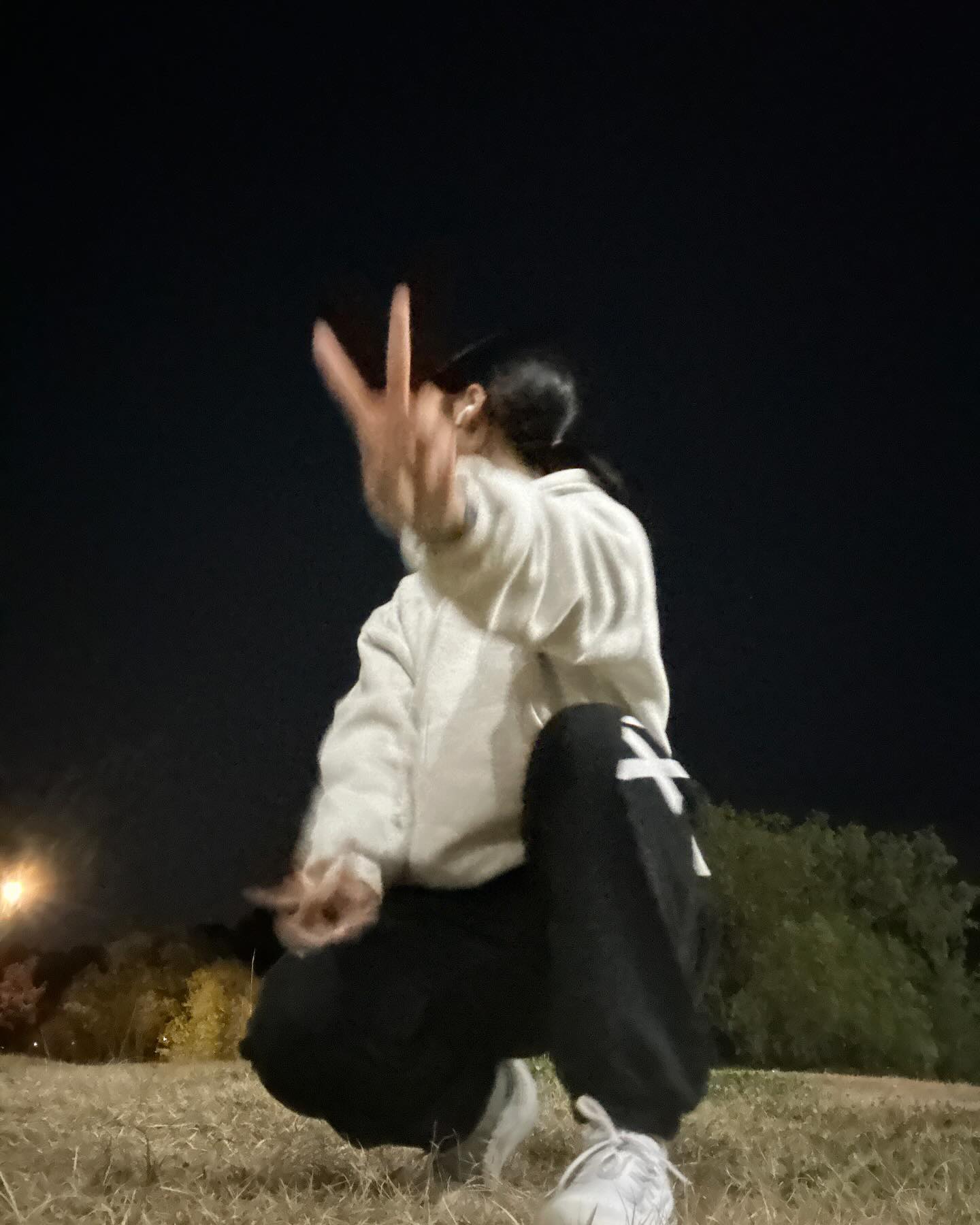 #오운완 #유산소 #20231127
바쁘디 바쁜 주말을 보내고 알람 안울려서 늦잠잤다^^
그래서 지각했다ㅋㅋㅋㅋㅋㅋㅋㅋㅋㅋㅋㅋ
진짜 일년에 2번 정도 있는 큰 행사인데 그게 하필 오늘,,?
당당하게 늦게 일어나서 지각 처리 요청하고 늦출함

어제 일하고 일하고 미팅 끝내고 유산소 3km 찍먹해주고
오늘은 진주마라톤 대비 10km 뛰었는데 ㅎ
낙오자됐다!!! 그래두 10km 둘러 둘러 채우기는 성공🏃🏻‍♀️
발목 통증 쉽게 안잡히는데 자세 문제지 모😬

잘 뛰고와서 집와가지고 맨발 걷기하는 아빠가 찍어준 사진이 포인트
상반신만 찍어 달랬더니 왜 사진을 상반신만 찍녜
ㅋㅋㅋㅋㅋㅋㅋㅋ 아부지 나 이해 몬함😢
미안 나는 아빠의 사진 열정을 이해 못하게쒀,,

마지막은 크루원의 댕댕이 나무🤎🤎
견생 2개월차 오들오들 떠는 모습 너무 귀얍쟈나😚

_ 유산소 day
26일 일요일 3.3km
27일 월요일 nrnf 정기런 진주마라톤 대비 10km

#ㅇㅇㅇ #운동기록 #운동계정 #운동복추천 #눈바디 #운동루틴 #식단 #바디체크 #바디프로필 #workout #gym #운동하는여자 #running #태닝 #태닝하는여자 #nrnf #런린이 #마라톤