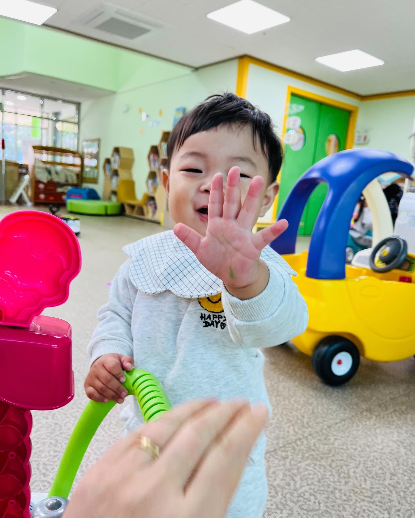 ⠀
서우의 어린이집 생활👶
벌써 어린이집 다닌지 3개월😆
12개월때는 어린이집 적응기라 힘들었고
13개월때는 접종열에 장염에 아파서 힘들었고
14개월 들어서면서 어린이집 가는걸 즐기는 아들
아프고 나면 큰다더니 밥도 너무 잘먹고
잠도 너무 잘자고 놀기도 잘놀고😍😍
항상 이모습 이대로 쭉 지내줘....🙏
⠀
#14개월아기 #어린이집완벽적응 #하원하기싫어 
⠀
⠀