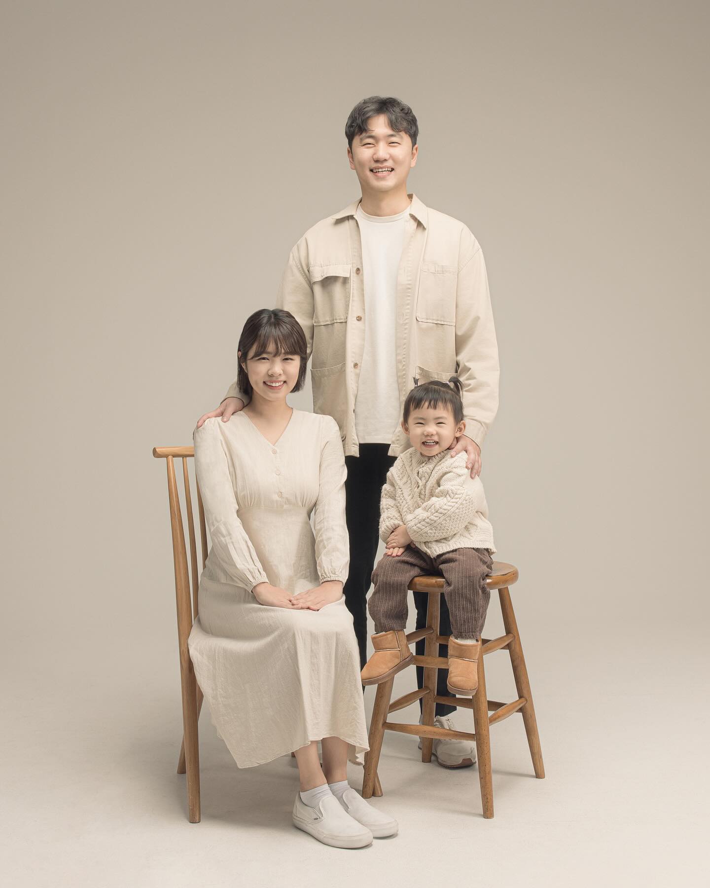 .

조금 늦게 찍은
결혼 3주년 기념 가족사진 

비록 서윤 머리 산발이지만 ,,
묶을 머리카락이 생겼음에 감사하고 ,,
내년에는 엄마 머리묶는 실력 많이 늘어있길 바라며,, 

우리 가족 사랑해 🤎

#가족사진 #토끼사진관 #동탄사진관 #결혼삼주년 #서윤두돌