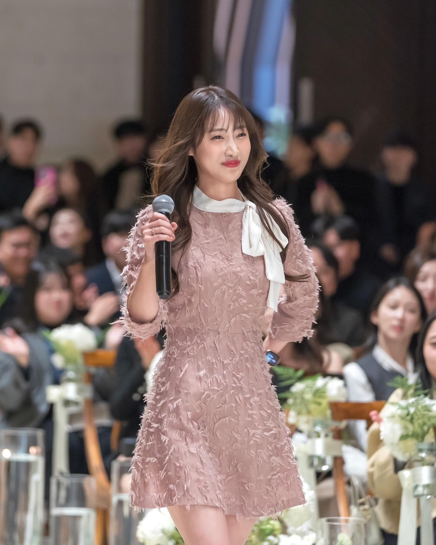 우리 수희의 결혼을 축하해준 날 🩷
작가님이 너무 예쁘게 찍어주셔서 안올릴 수가 업따 🫶🏻