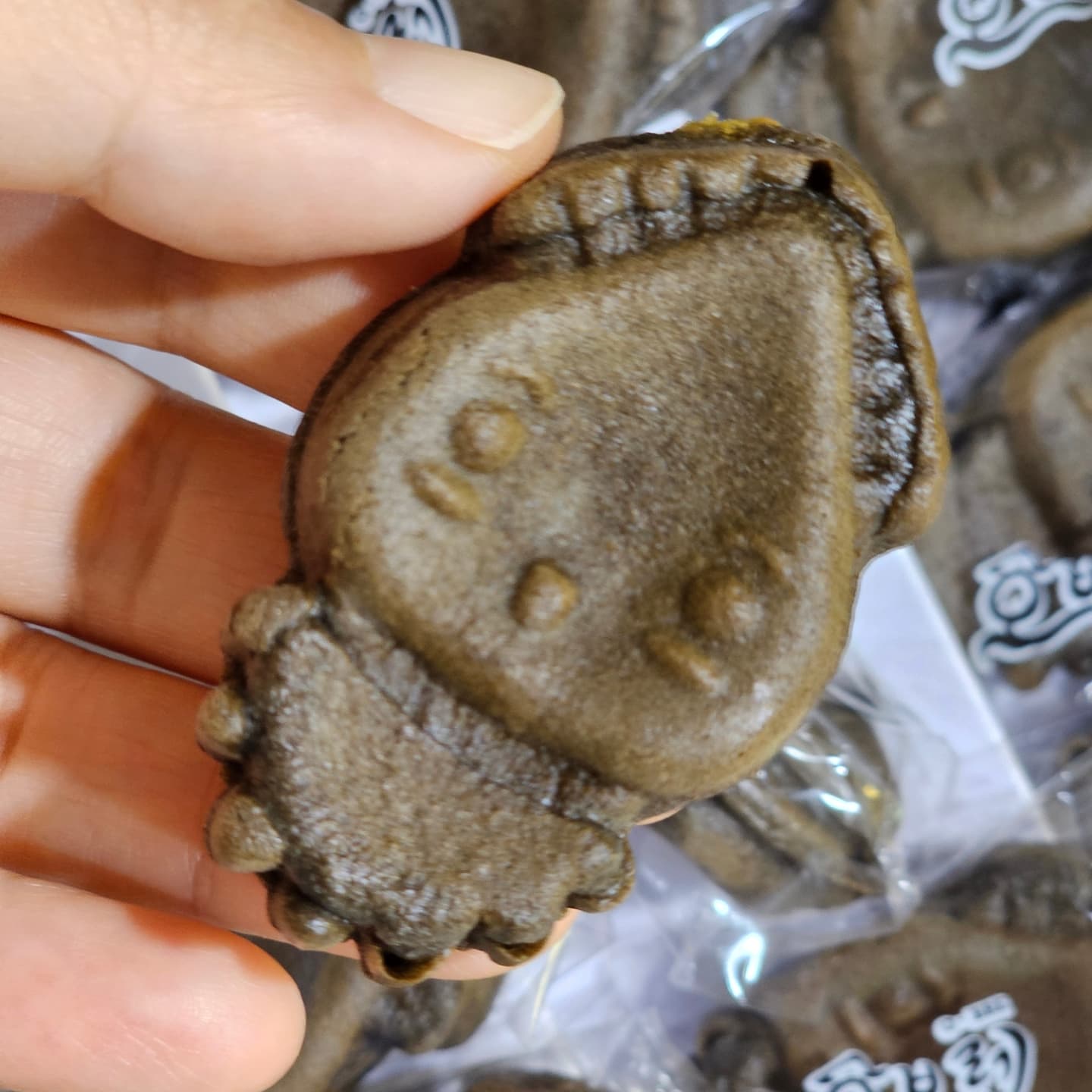 울릉도🌋 여행에서 돌아왔어요~
사진을 너무 많이 찍어서 뭐부터 올려야 할지 정말 모르겠..
일단 방금 울릉도에서 택배로 부쳤던
울릉도 오브레 오징어빵🦑!
택배비만 무려 만원 ㅋㅋㅋㅋㅋ
그래도 내 평생 또 올까 싶어서 일단 비싸도 구입!
2번째 사진은 오징어가 좀 찌그러져서 글씨가 잘 안 보이는데
독도사랑⛰️입니당~
울릉도 여행.. 정말 절경이구요! 절경이구요!
너무 좋았어요. 
인친님들도 건강할 때 울릉도 한 번 가보세요~

#울릉도여행 #여름여행 #섬여행 #오징어빵 #오브레 #울릉도특산물 #울릉도 #울릉도동남쪽뱃길따라오백리