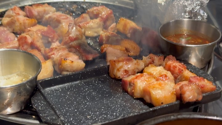 구워주기만 하는 레트로풍 고기집은 이제 그만!
고기집에서 제일 어색한 순간은? 아마도...직원분이 고기를 구워주실 때 또는 볶음밥을 열심히 볶아주실 때...!🫢
일행과 하던 이야기도 끊기고, 뻘쭘해지기 마련.🥶
앞에서 구워주시는 고기를 일행과 술 한잔 기울이며 깔깔거리며 맛나게 먹을 수 있는 곳이 교동에 있다. 교동 #강씨목삼 #협찬

내부 인테리어부터 다찌(Bar) 형식으로 되어있어서 일행과 나란히 앉아서 식사하기 참 좋음. 
❤️삼겹살과 꽃목살 맛집❤️이므로, 둘 + 둘 주문.
그리고 고기와 잘 어울리는 벤리악 스모키 (12y)을 잔으로 주문.
주류는 하이볼 종류도 있고, 위스키, 소주 맥주 다 있음!

고기 데깔부터 넘나 먹음직스럽고, 불판에 적당한 굽기로 친절하게 구워 주심. 원하는 굽기 정도로 맞춰서 구워 주셔서 더 좋았음. 
자리에 착석하면 기본으로 세팅되는 고기와 함께 곁들일 찬들이 많고, 김치찌개를 서비스로 제공함. (요거 국물이 술도둑임)
개인적으론 삼겹살을 더 좋아해서 삼겹살이 더 맛있게 느껴졌고, 목살을 좋아하는 일행은 목살이 아주 맛있다고 함. 
개취에 따라 주문하면 될듯.
고기먹고 볶음밥 안먹으면....고기 안먹은거 맞죠? 청어알 볶음밥 꼬옥~ 시키기! 이거 완전 별미임. 청어알이랑 잘 볶아진 밥이랑 아주 꿀조합이라 마무리로 딱 좋습니다. 

* 주말 저녁엔 웨이팅이 있는 편이라, 캐치테이블로 예약하고 방문하길 추천합니다. 
* 술마시기 딱 좋은 조명, 온도, 습도이고 나란히 앉을 수 있으므로 데이트때 고기 땡길 때 완전 추천 ! 
* 2층은 단체모임도 가능하고, 4인 테이블도 1층에 몇개 있어요!
