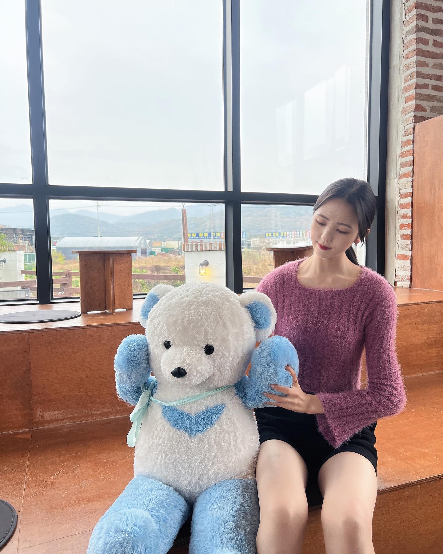 #협찬 
천안 독립기념관 가는 길에 발견한 보물같은
대형카페, day off🤍👍

스무디 달아서 별로 안좋아하는데 여긴 진짜 맛도리에 가격도 저렴하고 양이🫐🫐🫢

다른데에는 없는 계란꼬치와플이 초콜릿 소스랑 시럽까지 같이 나와서 제 원픽❤️👍👀

단풍 구경 가셨다가 맛있는 디저트도 먹고 소중한 사람들과 힐링의 시간 추천드립니당👏

 #천안카페 #목천카페 #독립기념관 #카페 #천안디저트 #천안커피 #천안데이트장소 #천안방문할곳 #천안감성맛집 #천안분위기좋은장소 #천안사진맛집 #slefie #셀피 #selstagram #얼스타그램 #daily #memesdaily #model #ootd #dailylook 
#먹스타 #먹팔 #좋아요반사 #소통환영 #daily #일상 #일상소통 #lfl #likesforlike #blogger