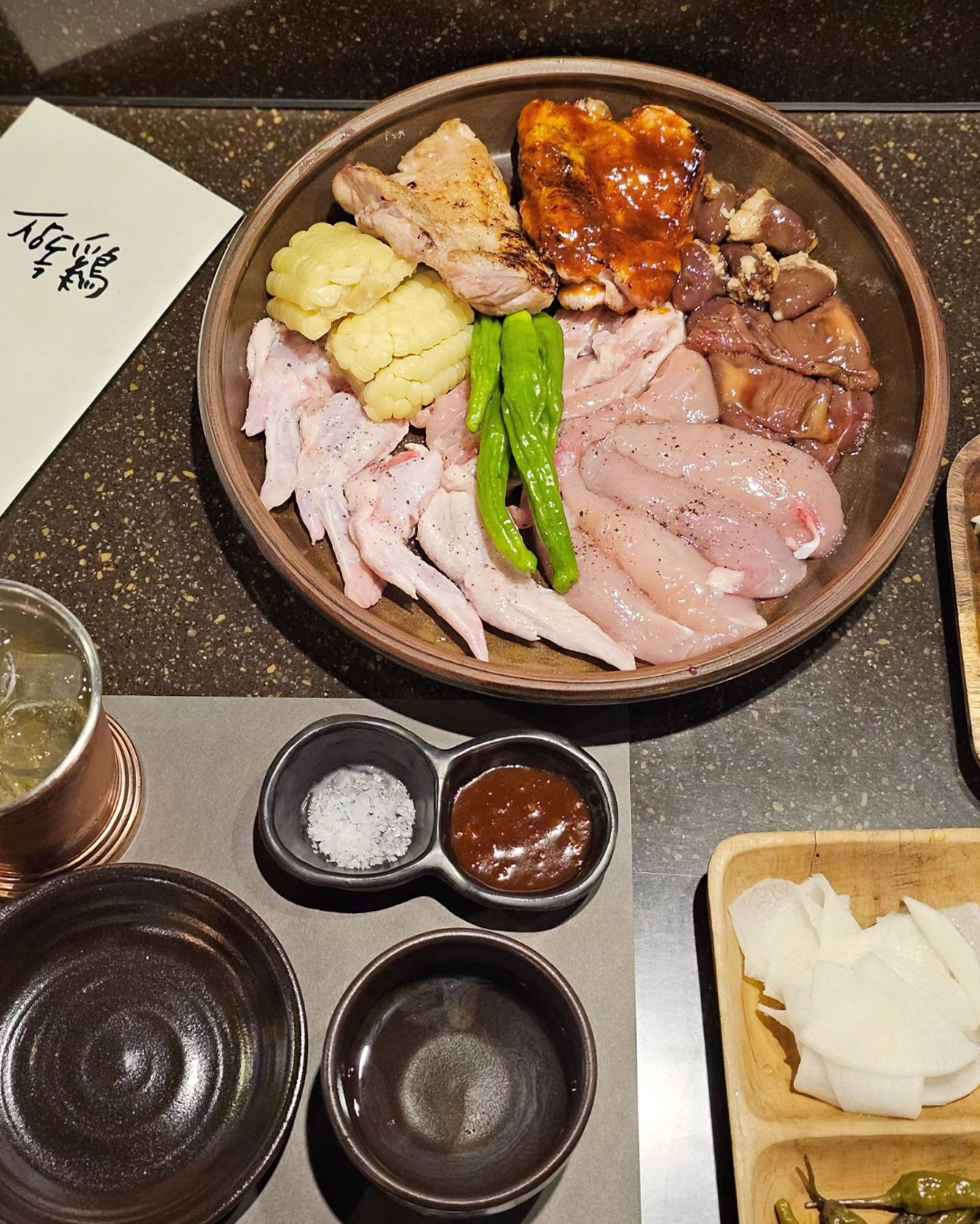#장독계
.
.
직원분이 화로에서 맛나게 구워주시는
#닭구이 모듬한판에
동잔에 담겨져 나오는 #하이볼 🥃

#자유부인 즐기기에 
아주아주 충분했던 곳 👍🏻

분위기 좋고 맛있고 다해버림! 🩷
구워주셔서 더 조하....🤤

(미뤄뒀다 이제올리는 후기....👉🏻👈🏻헷)
.
.
thanks to 🫶🏻
jangdokgye_official 
pumkin_story 
ulsan_class