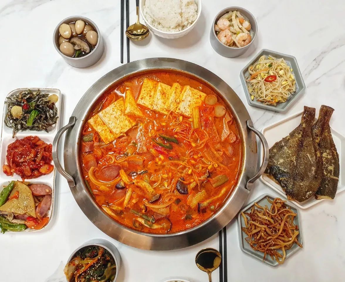 #소곱창#부대찌개#주저리주저리 💙
아빠식당 14기 서포터즈로 한달동안 음식 소개해드렸네요~#감사합니다

간편하게 먹을 수 있는 부대찌개와 
오미자 소곱창을 먹었는데요~🤗
방학동안 정말 밥만하고 산것 같은데 
#아빠식당#쉬운밀키트 제품 덕에 맛나게 먹었답니다~

저는 소곱창을 기름에 초벌하고 90% 익힌다음에 그리들에 옮겼구요! 부대찌개는 햄가득 육수도 진하고 양념 되어있어요! 저는 두부와 버섯 콩나물 추가해서 먹었어요~라면도 먹었는데 사진은 안찍었어요~
다른거 넣기 귀찮을땐  라면사리만 넣어 먹어도 한끼 간편하고 좋을듯요! 소곱창찍다가 수전증올뻔😳

애들 개학하면 답방도 잘가고 인스타 열심히 할게요!
연휴 잘 보내시고 굿밤되세요~🙂

#아빠식당밀키트#캠핑요리
hg_food_
